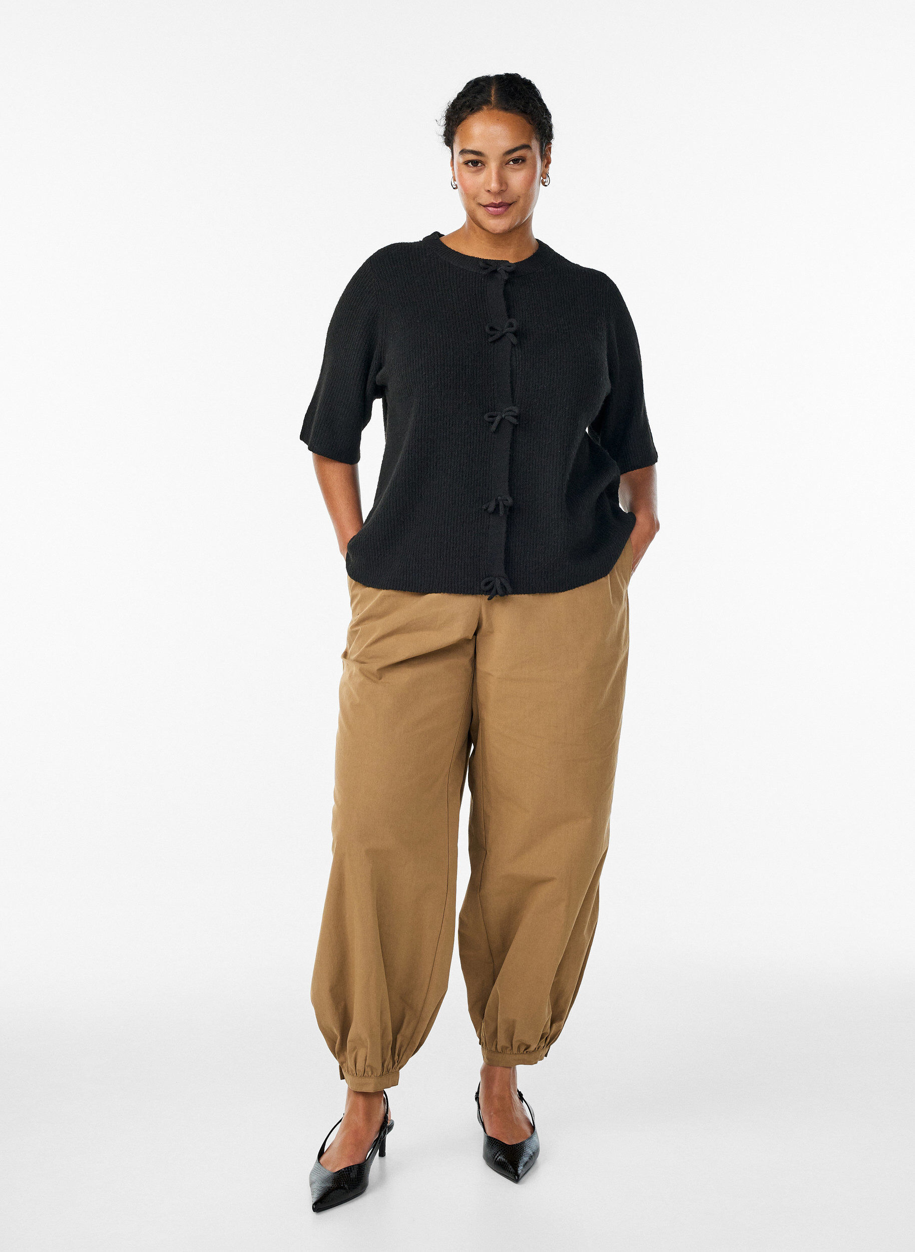 Zizzi Gebreid vest met korte mouwen en strikjes, Zwart, Model image number 1