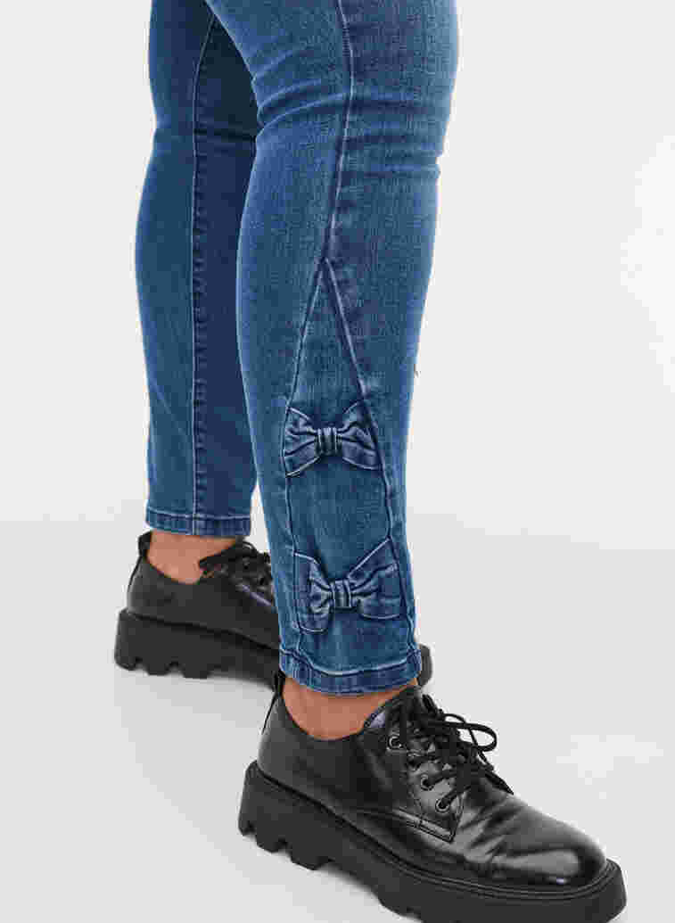 Super slim fit Amy jeans met strikje, Dark blue, Model image number 2