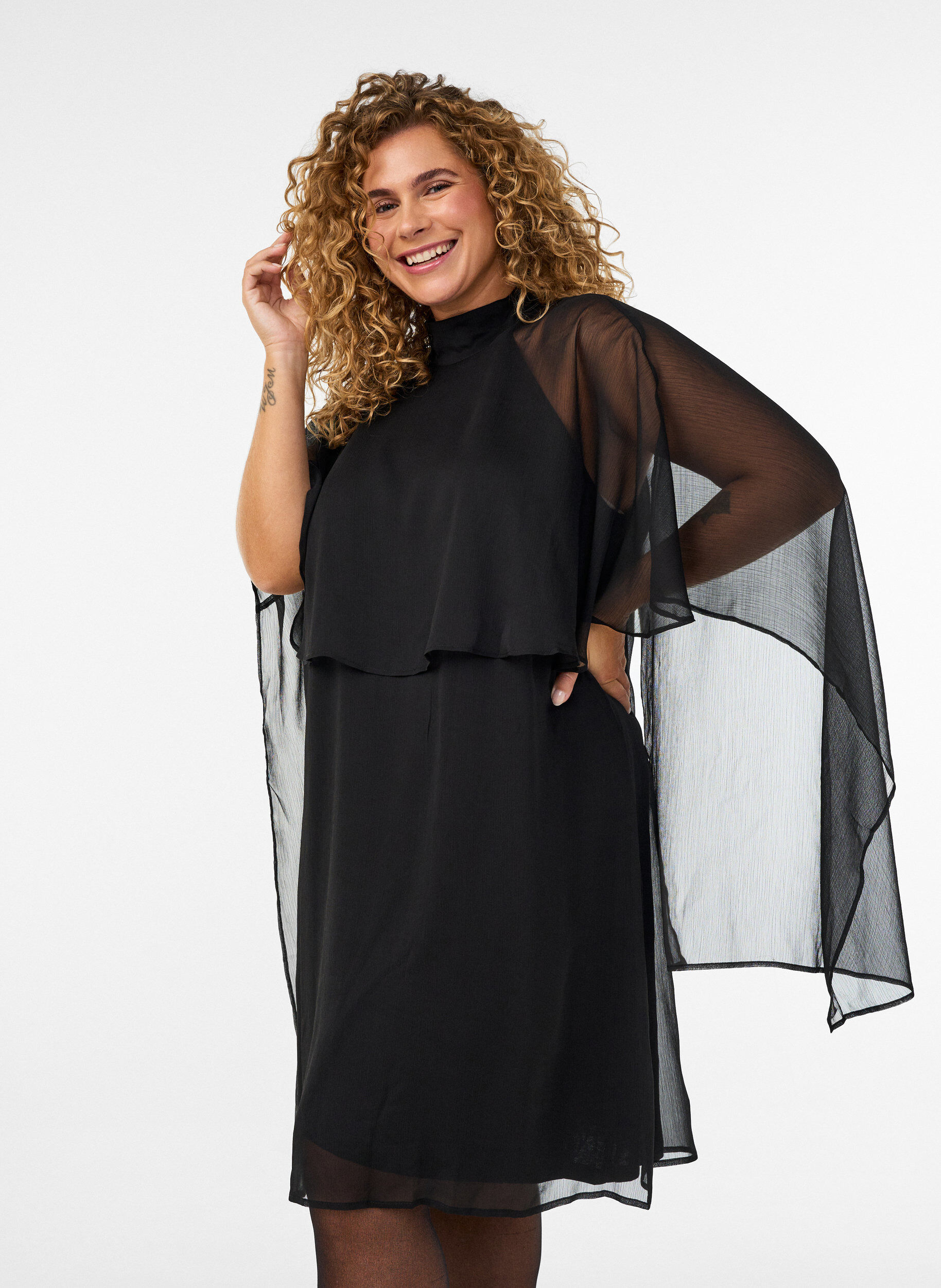 ZizziChiffon jurk tot op de knie met doorschijnende cape, Zwart, Model image number 3