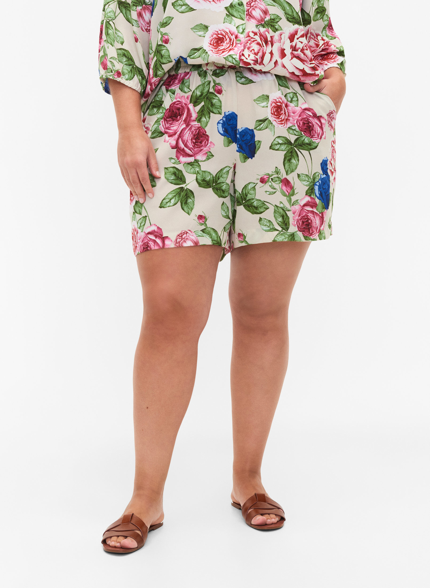 Zizzi Shorts met bloemenprint, Bright Flower , Model image number 2