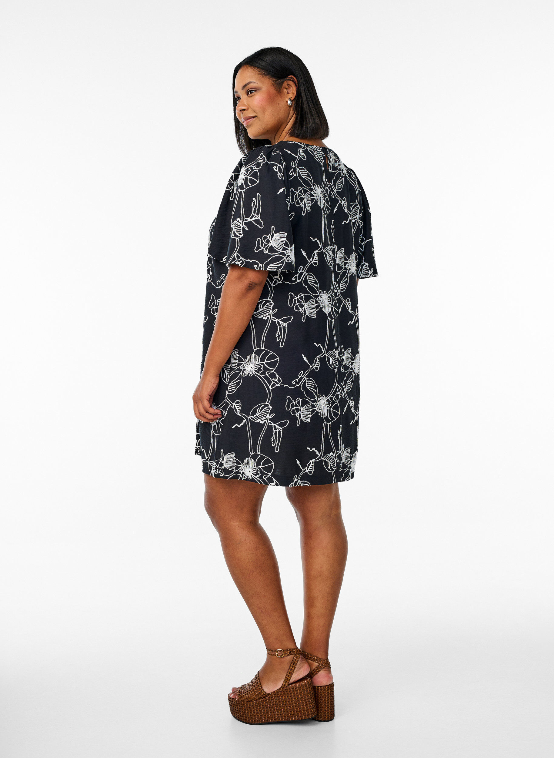 Zizzi Korte A-lijn jurk met geborduurd patroon, Zwart, Model image number 2