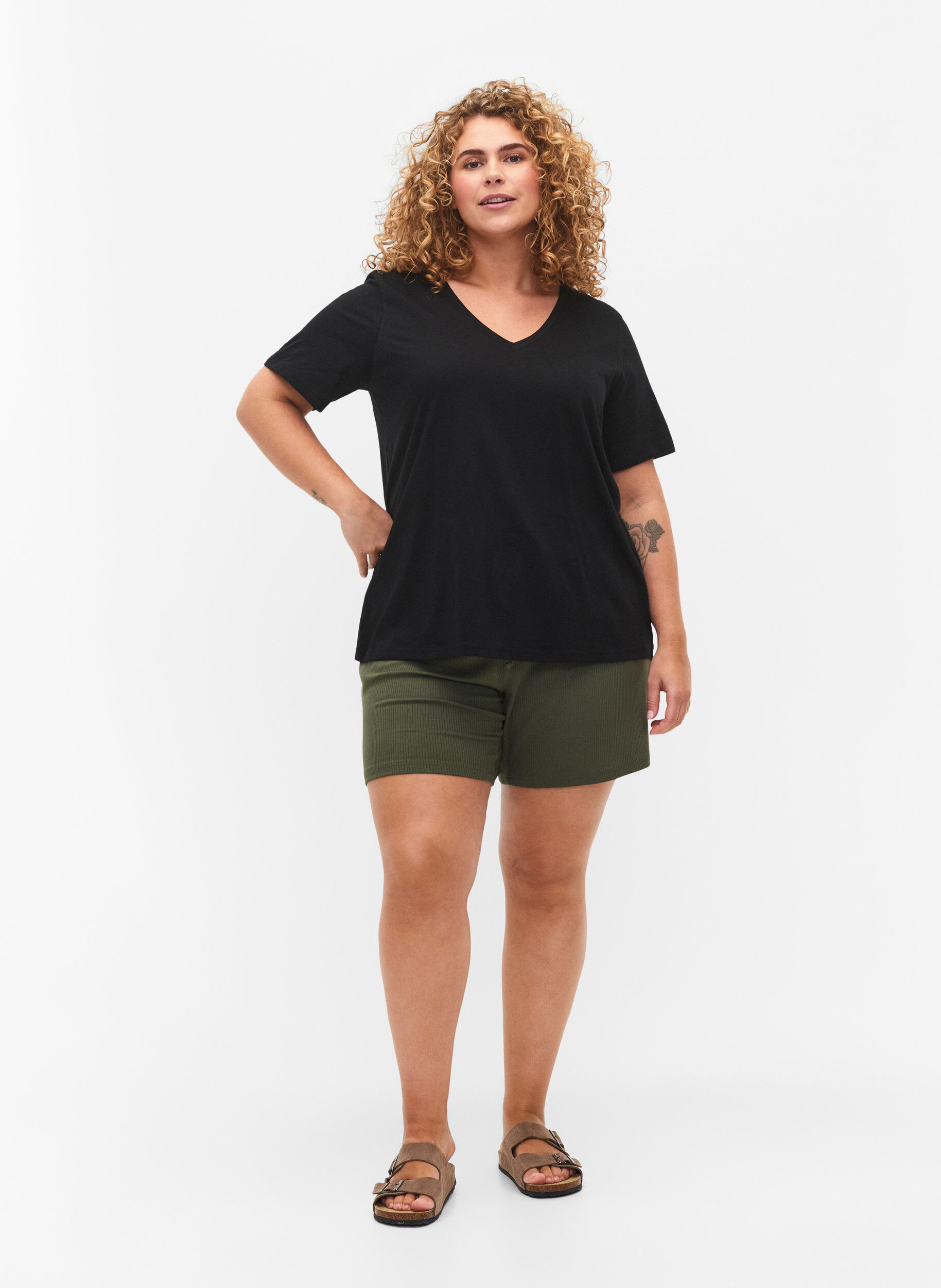 Zizzi Basic t-shirt met korte mouwen en v-hals, Zwart, Model image number 1
