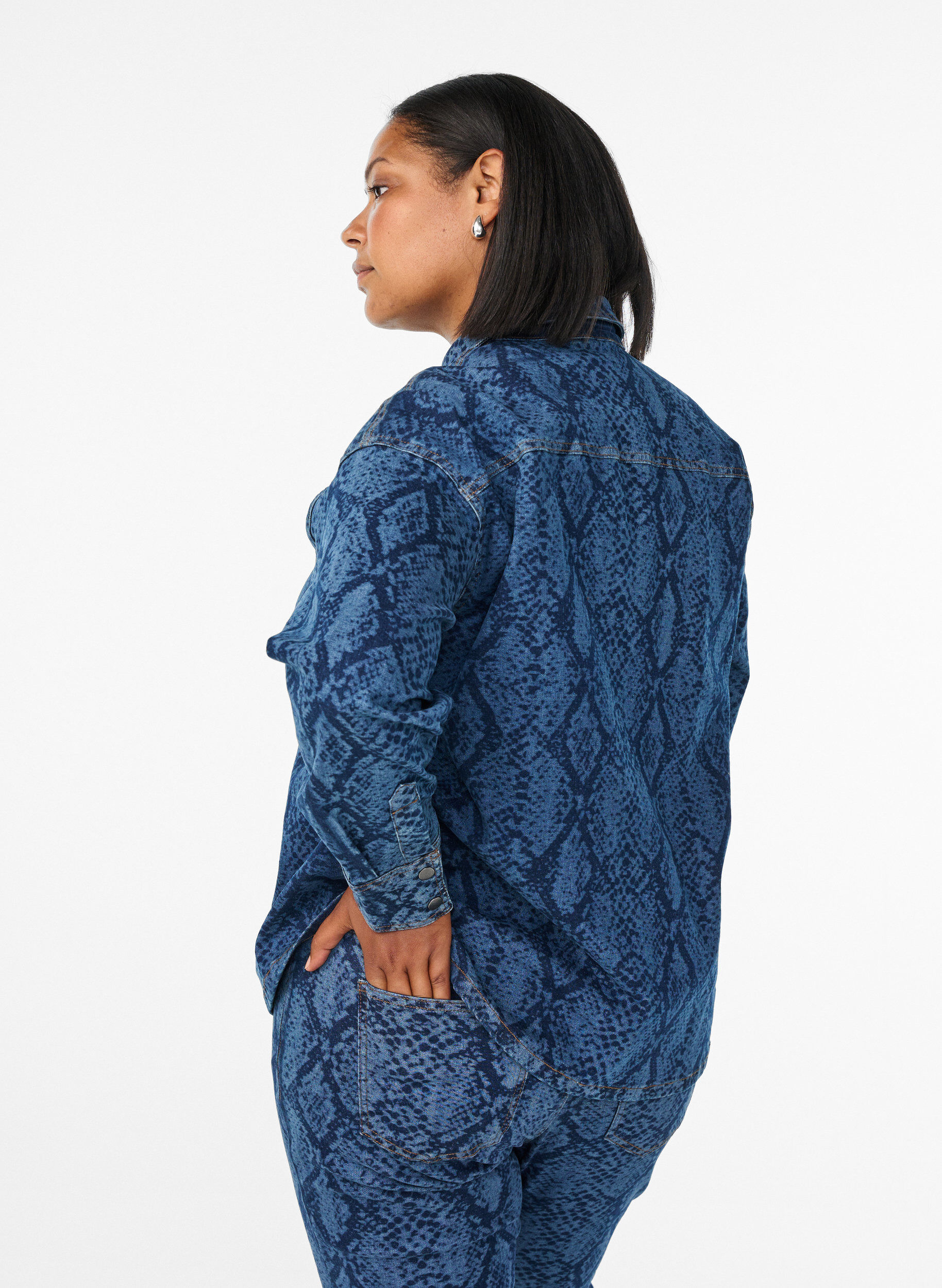 Zizzi Losse denimblouse met slangenprint, Blauw, Model image number 2