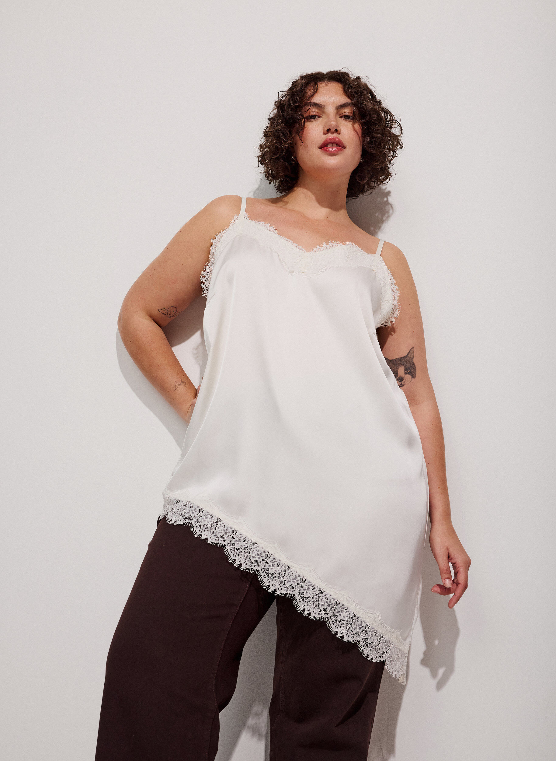 Top met bandjes en een kanten asymmetrische zoom, Vanille, Model