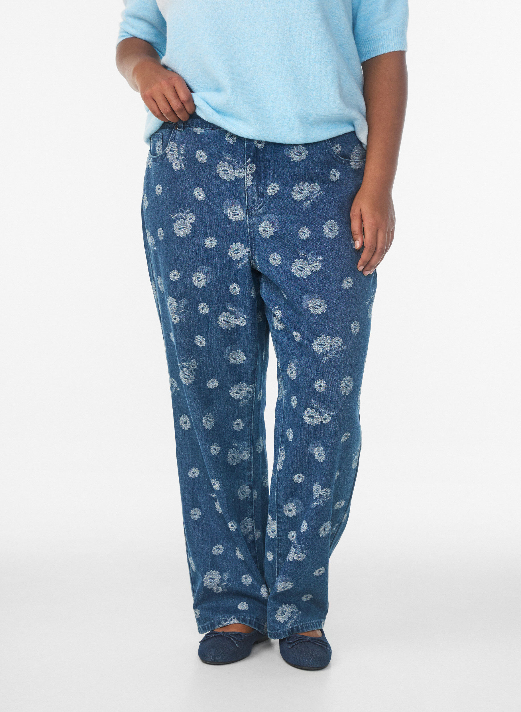 Zizzi Gemma high-waist bloemen jeans, Blauw, Model image number 2