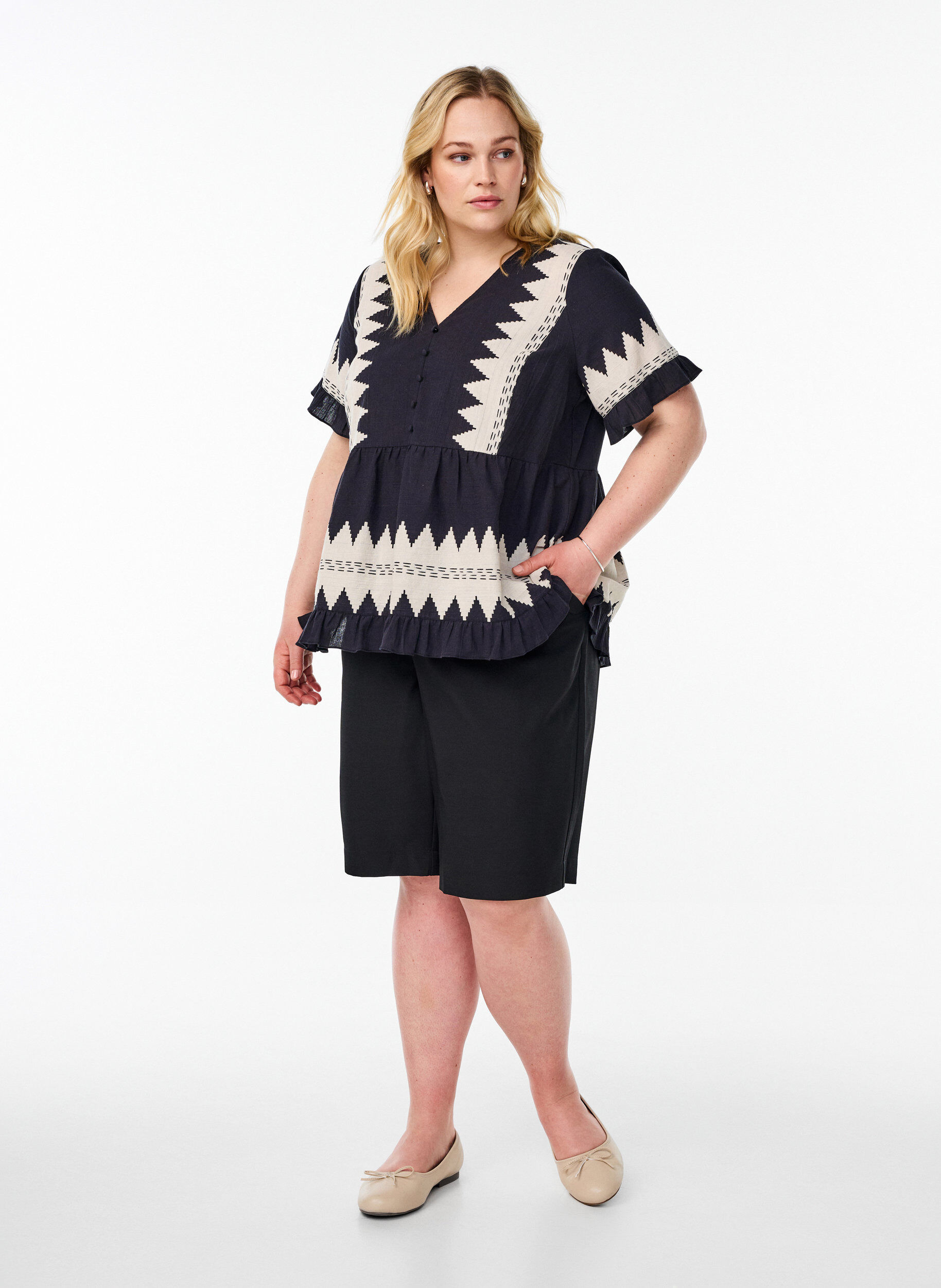 Zizzi Blouse met korte mouwen, ruches en grafisch patroon, Zwart, Model image number 1