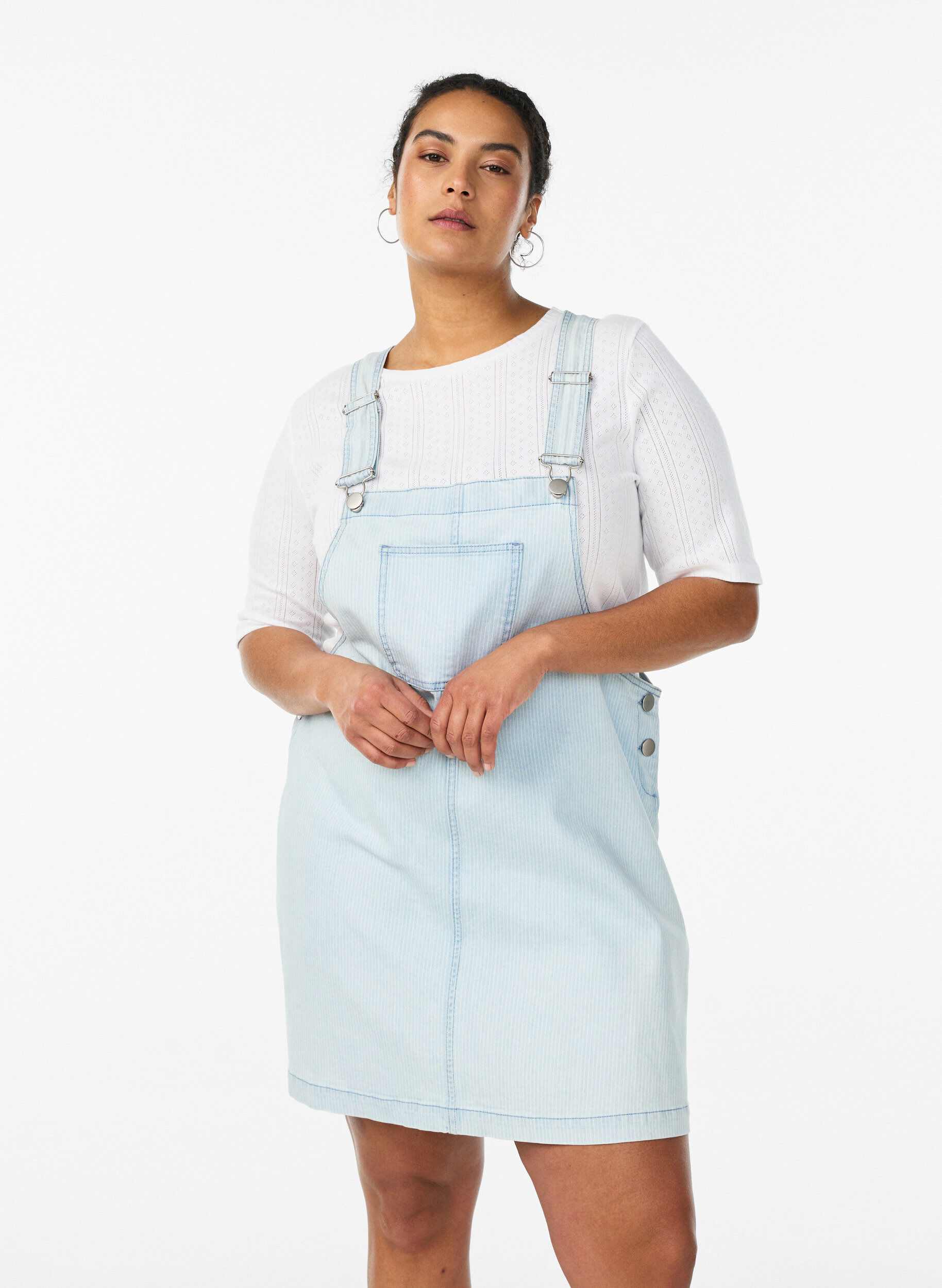 Korte denim overall jurk in gestreept katoen, Blauw, Model