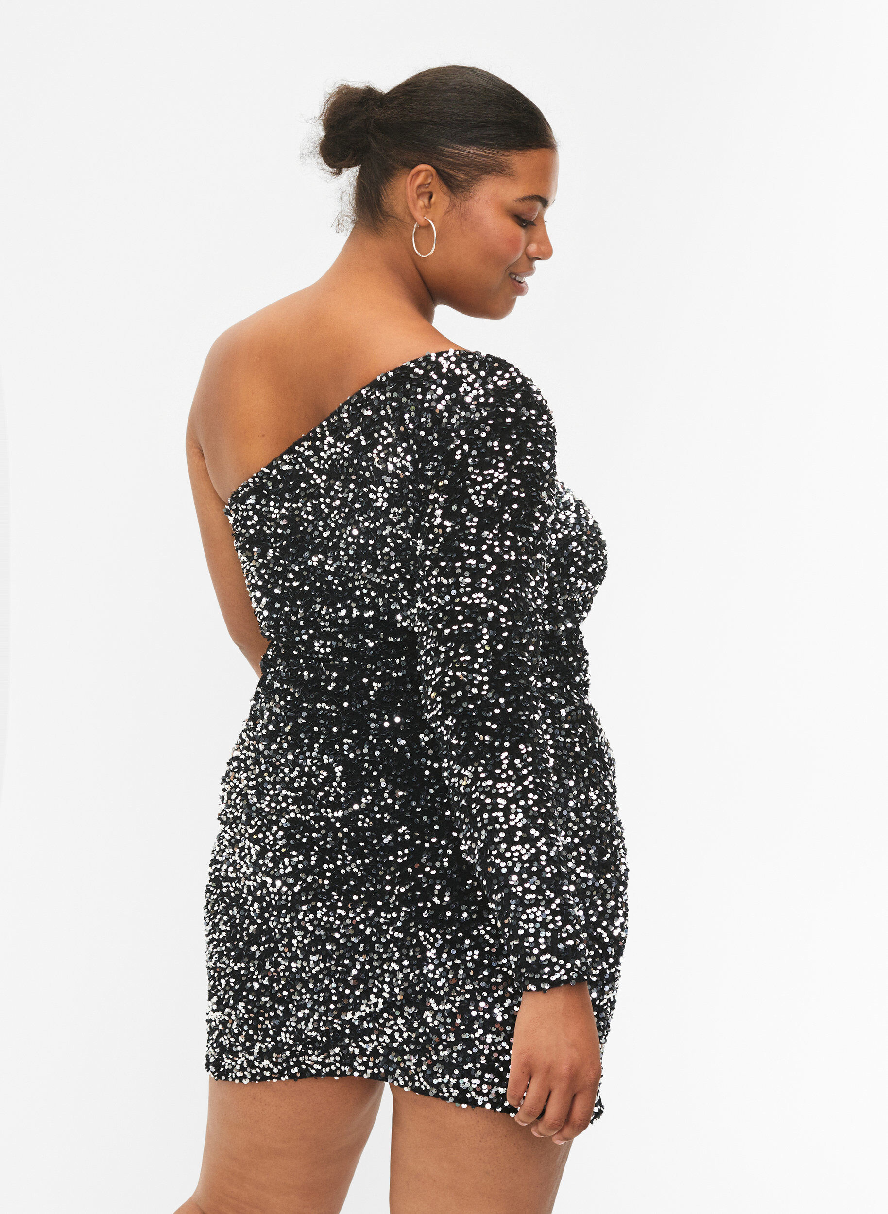 Zizzi Korte one-shoulder jurk met pailletten, Black/Silver Sequins, Model image number 1