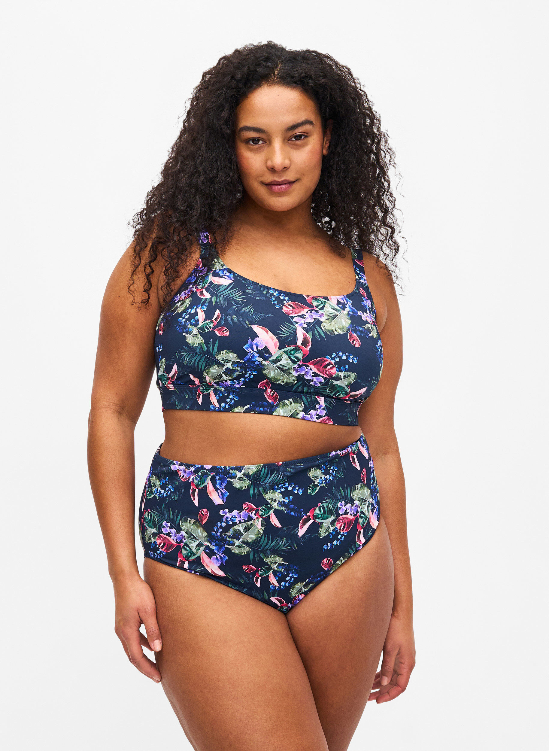 Zizzi Bedrukte bikinitop met verstelbare bandjes, Deep Palm AOP, Model image number 2