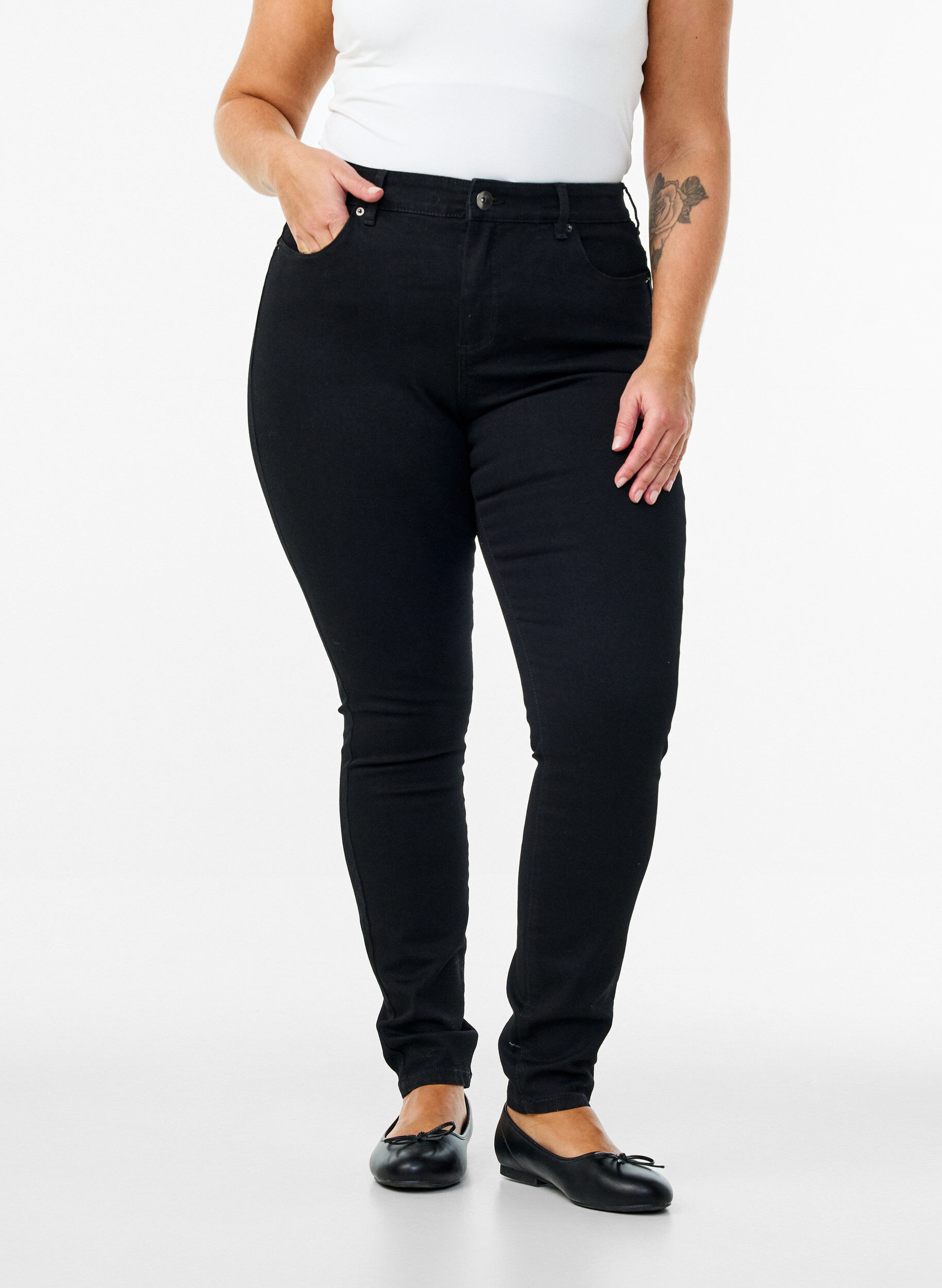 Zizzi Amy jeans met een hoge taille en super slanke pasvorm, Zwart, Model image number 2