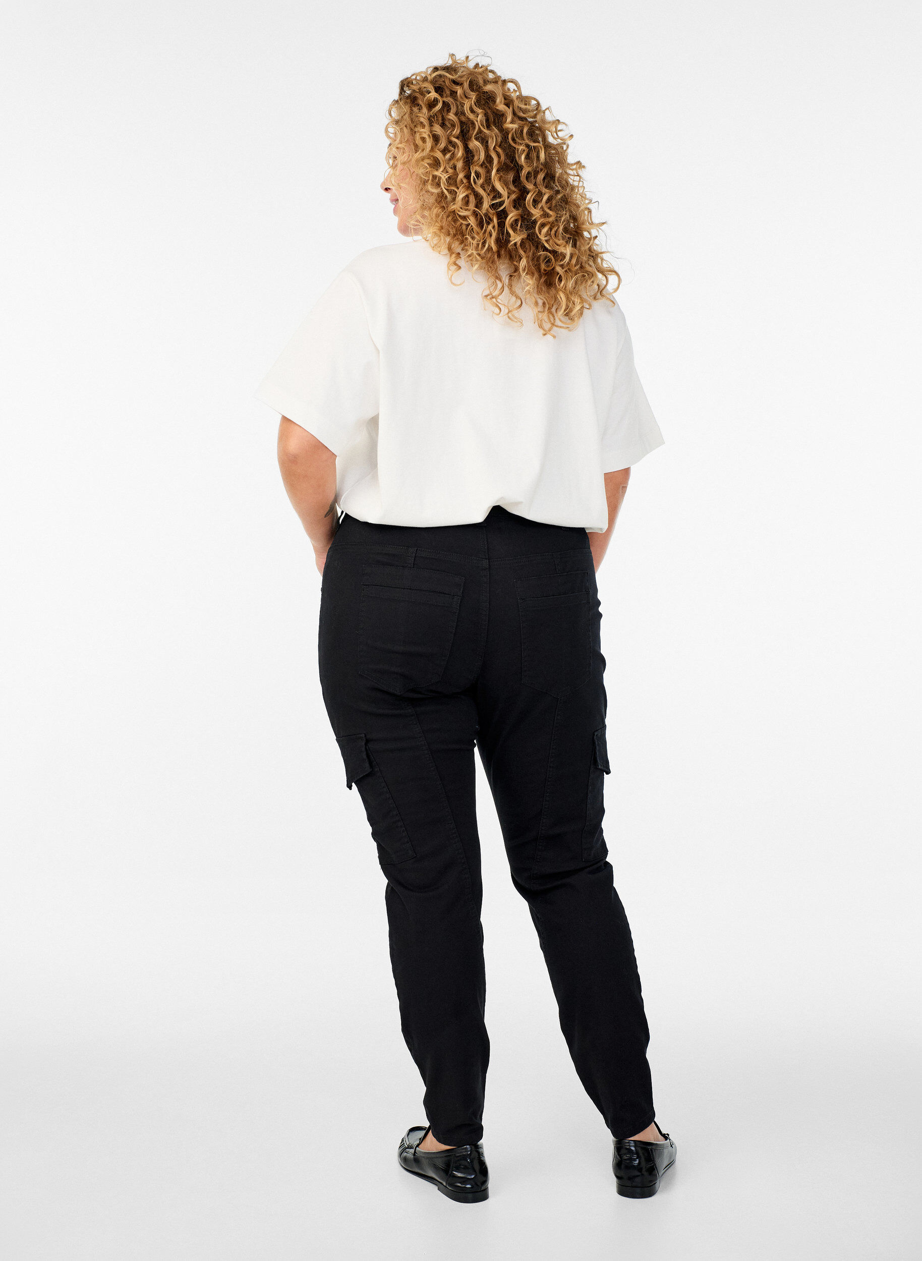 Zizzi Strakke pasvorm broek met cargozakken, Zwart, Model image number 1