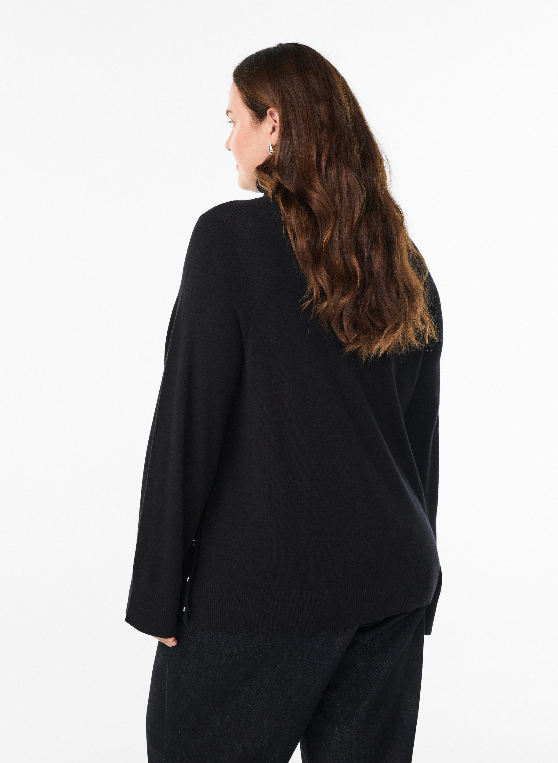 Zizzi Gebreide blouse met col en knoopjes aan de zijkant, Zwart, Model image number 2