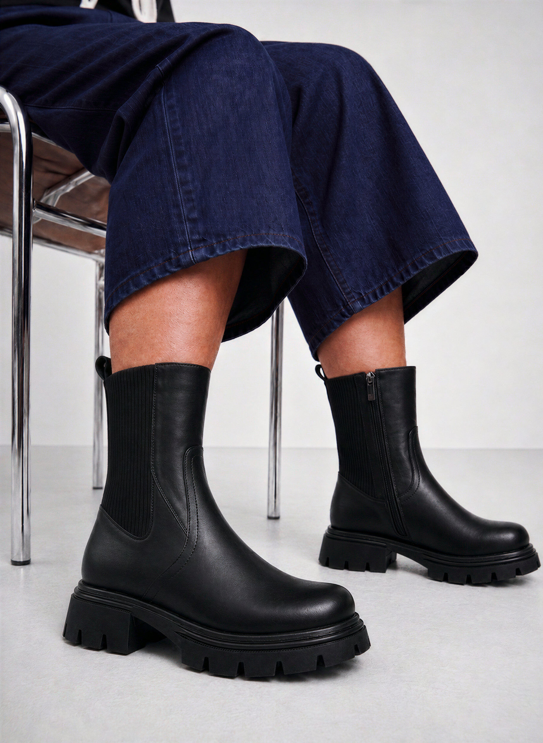 ZizziChelsea boot met een chunky zool en geribde panelen, Zwart, Image image number 0