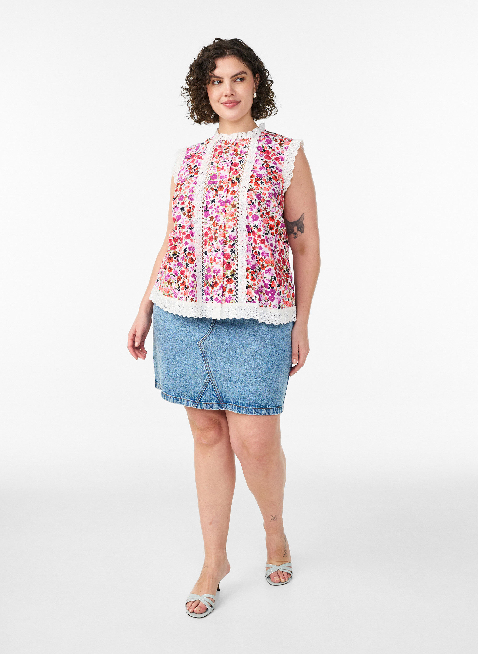 Zizzi Mouwloze katoenen blouse met bloemenprint en broderie anglaise, Roze, Model image number 1