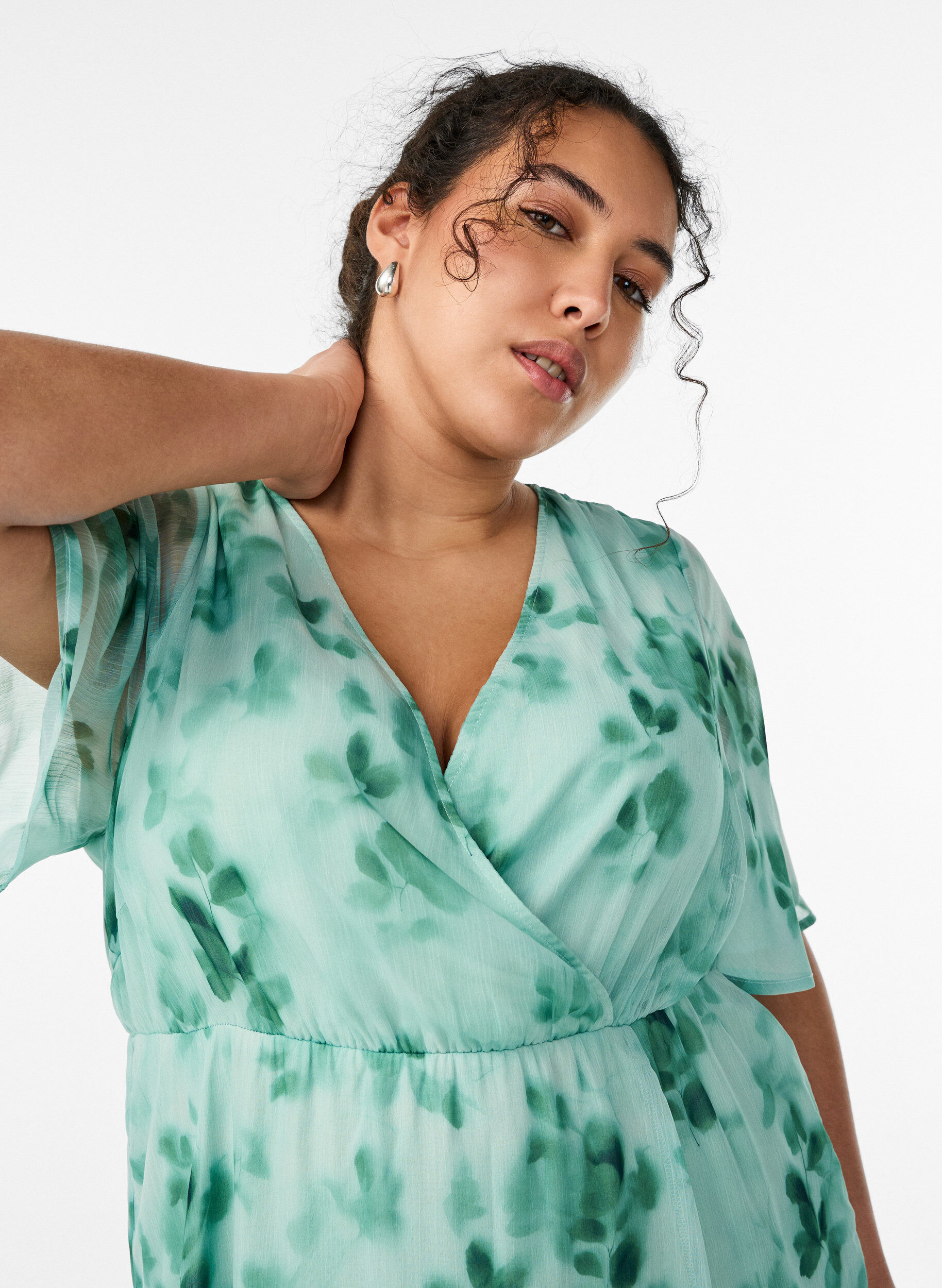Zizzi Lange chiffon jurk met bloemenprint en korte mouwen, Groen, Model image number 2