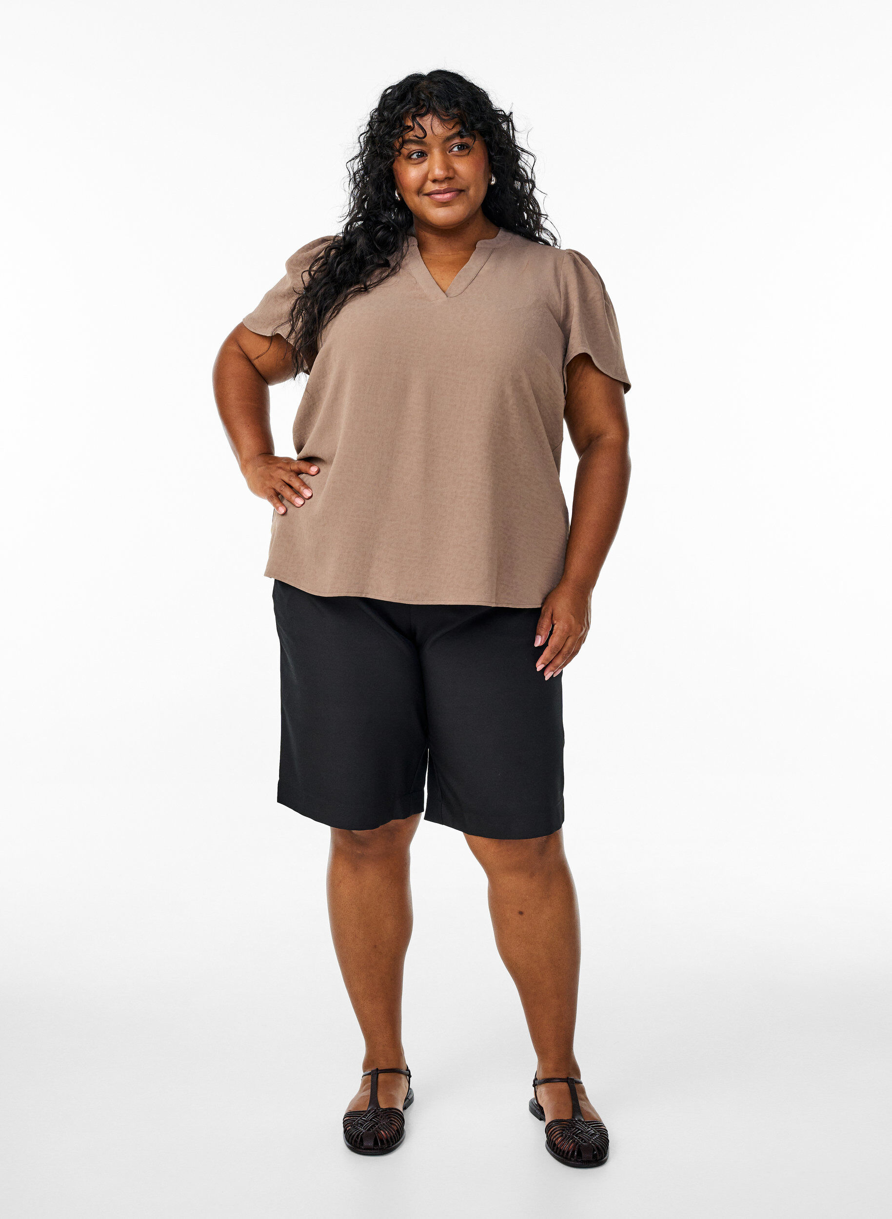 Zizzi Blouse met korte mouwen met ruches en V-hals, Bruin, Model image number 1