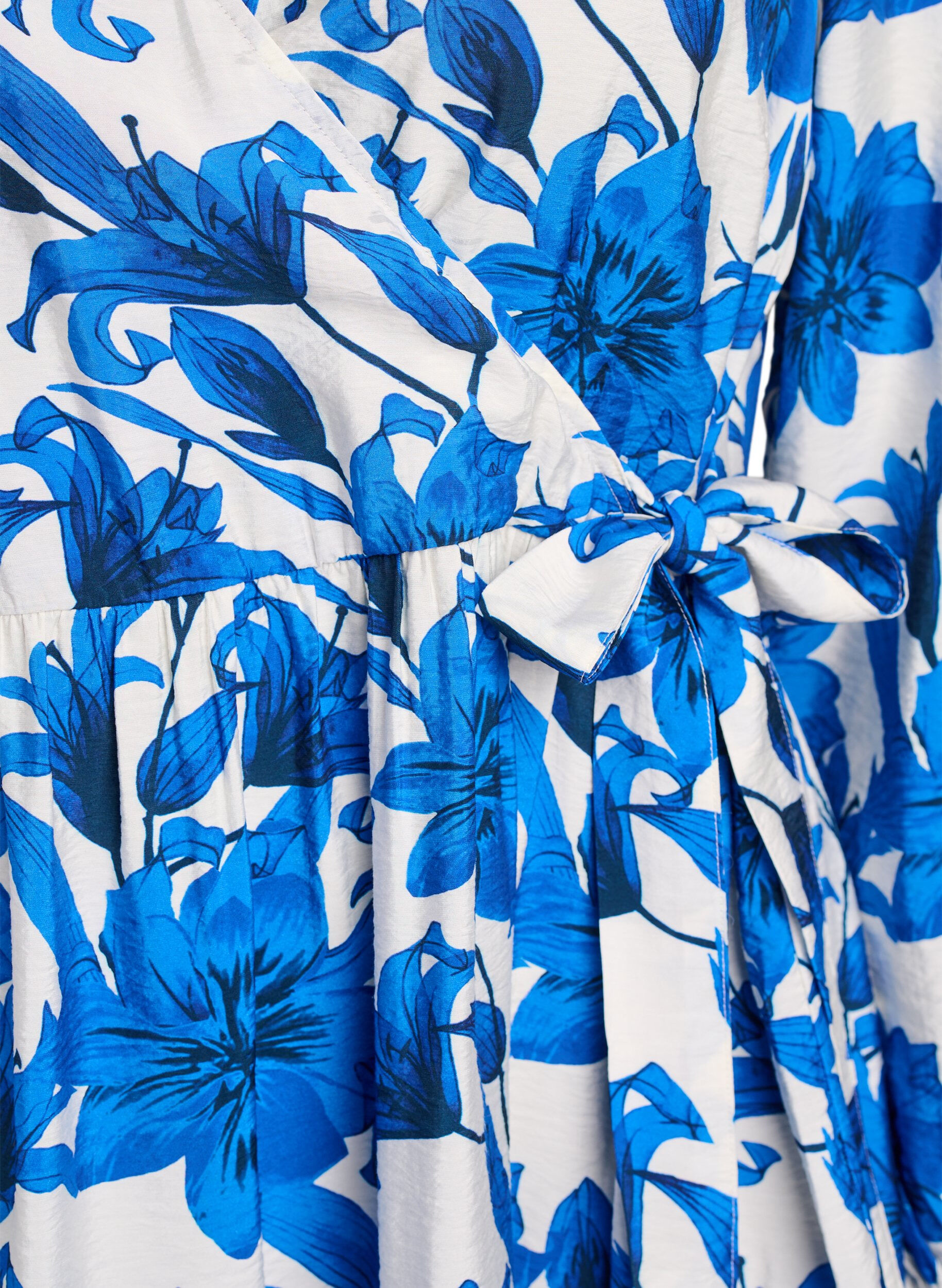 Zizzi Bloemen wikkeljurk met strikceintuur, Vanille, Packshot image number 2