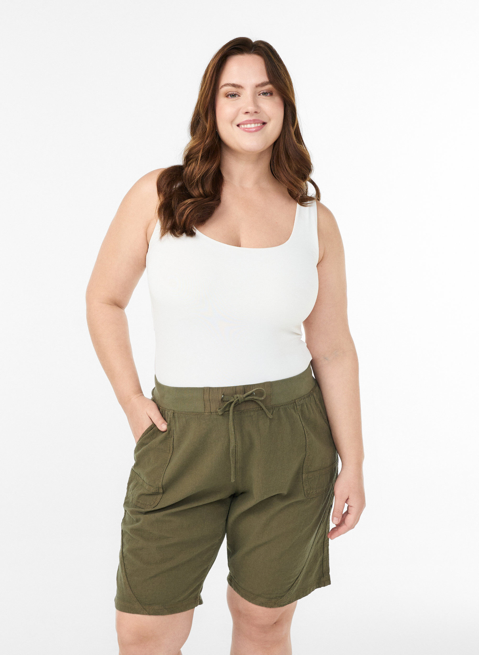 ZizziLosse katoenen short met zakken, Groen, Model image number 0