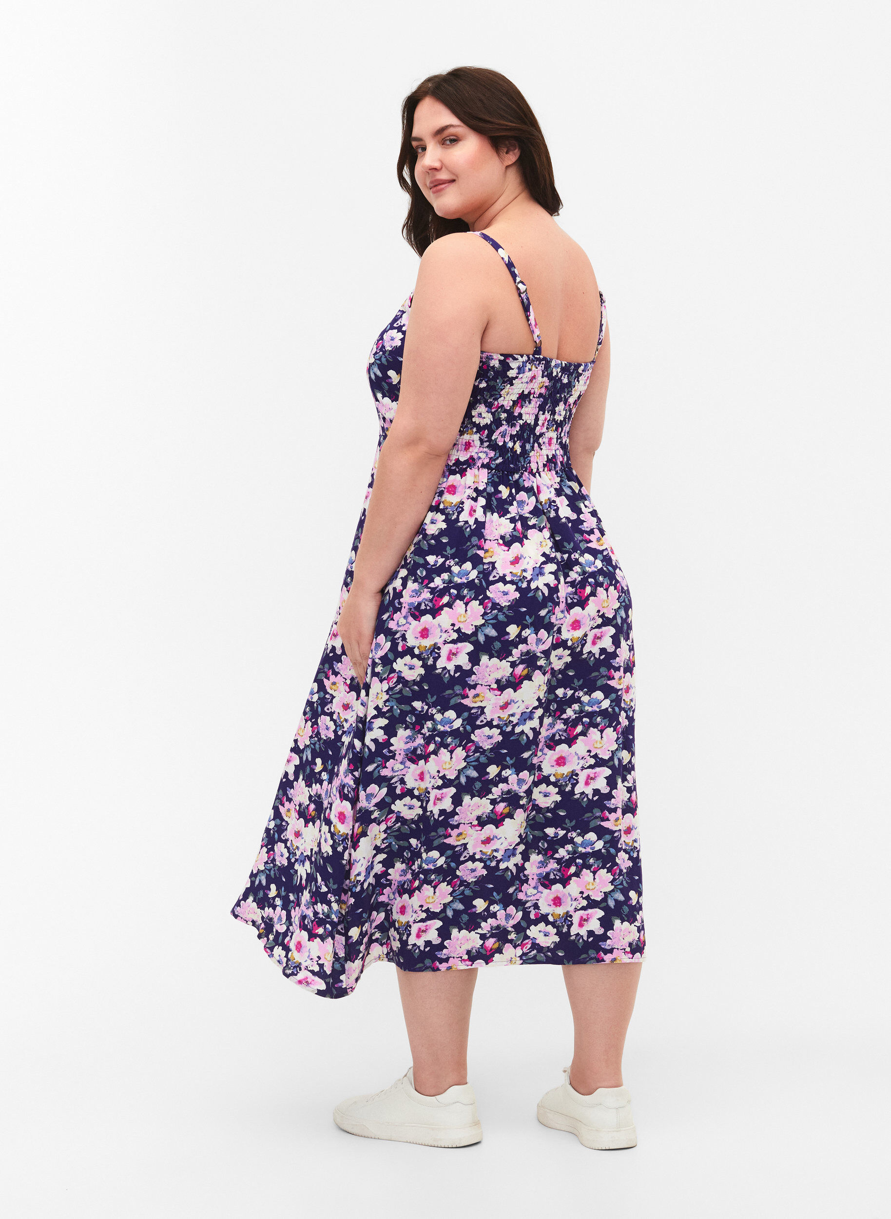 Zizzi Gebloemde viscose strappy jurk met smock, Blue Flower, Model image number 1