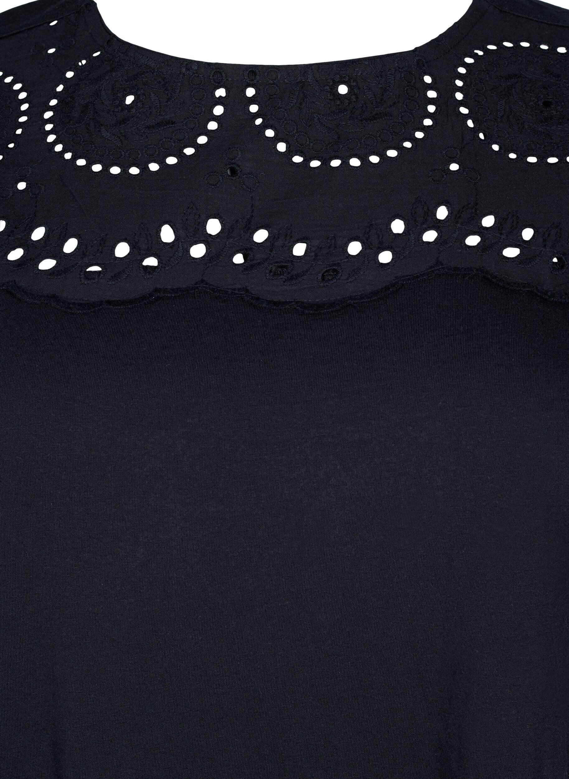 Zizzi T-shirt van biologisch katoen met broderie anglaise, Black, Packshot image number 2