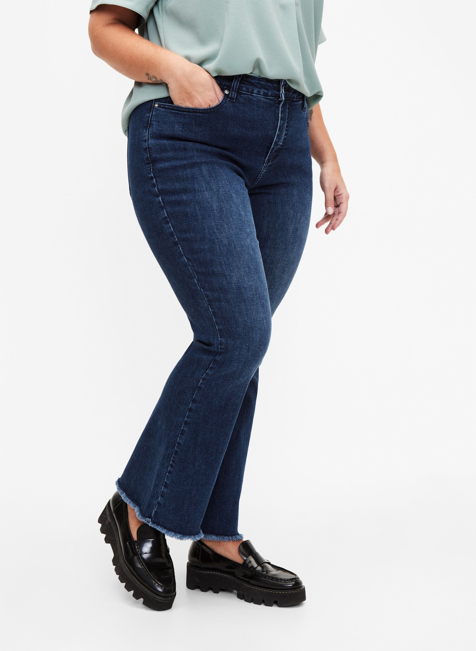 Zizzi Ellen bootcut jeans met rauwe rand, Blue denim, Model image number 2