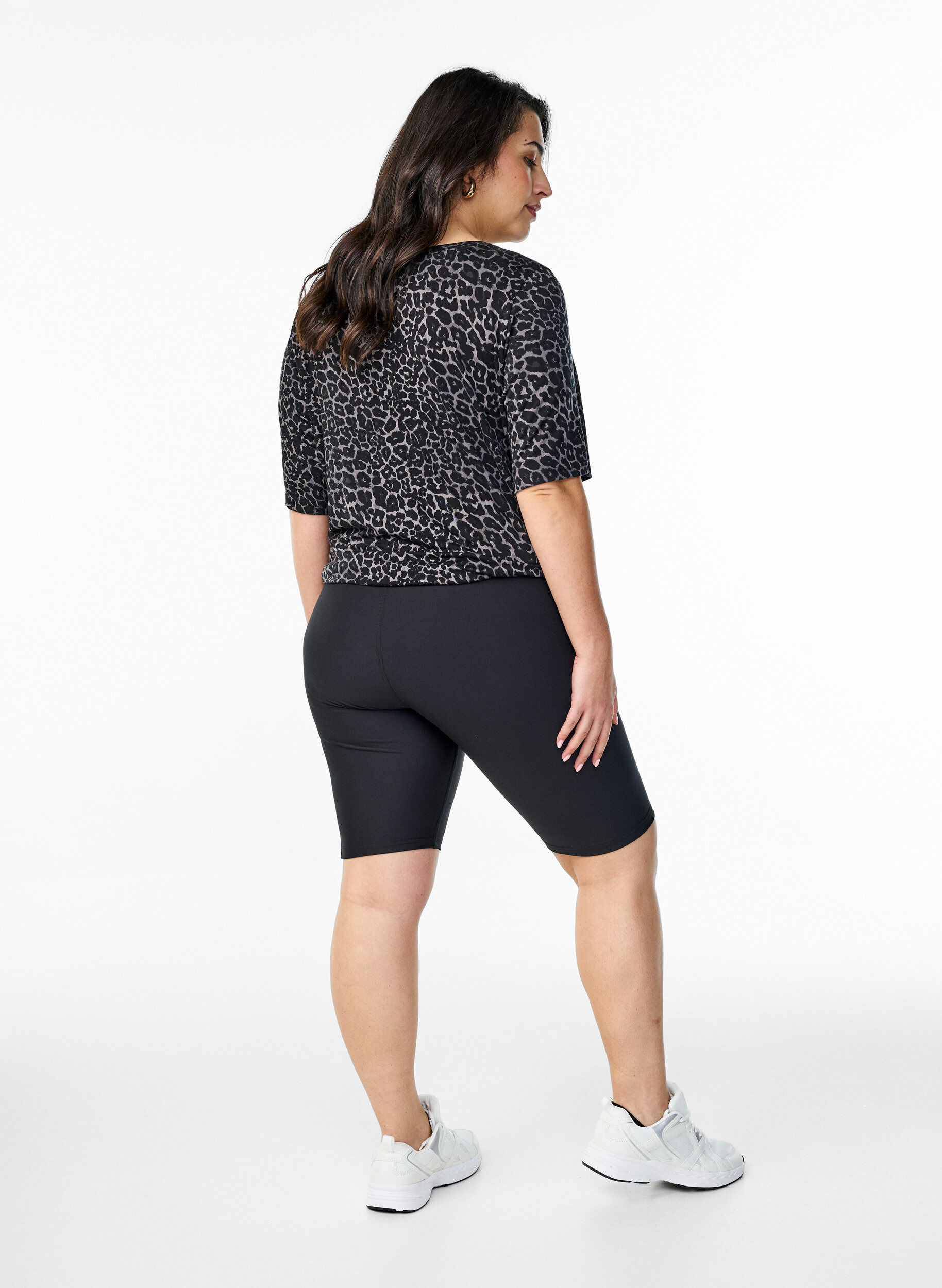 Zizzi Strakzittende shorts met zakken aan de zijkant, Zwart, Model image number 2