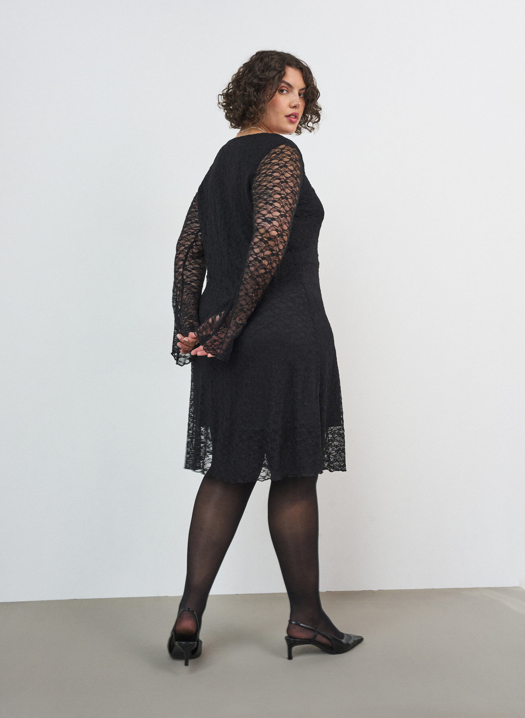 ZizziKanten jurk met trompetmouwen en een A-lijnvorm, Zwart, Model image number 1