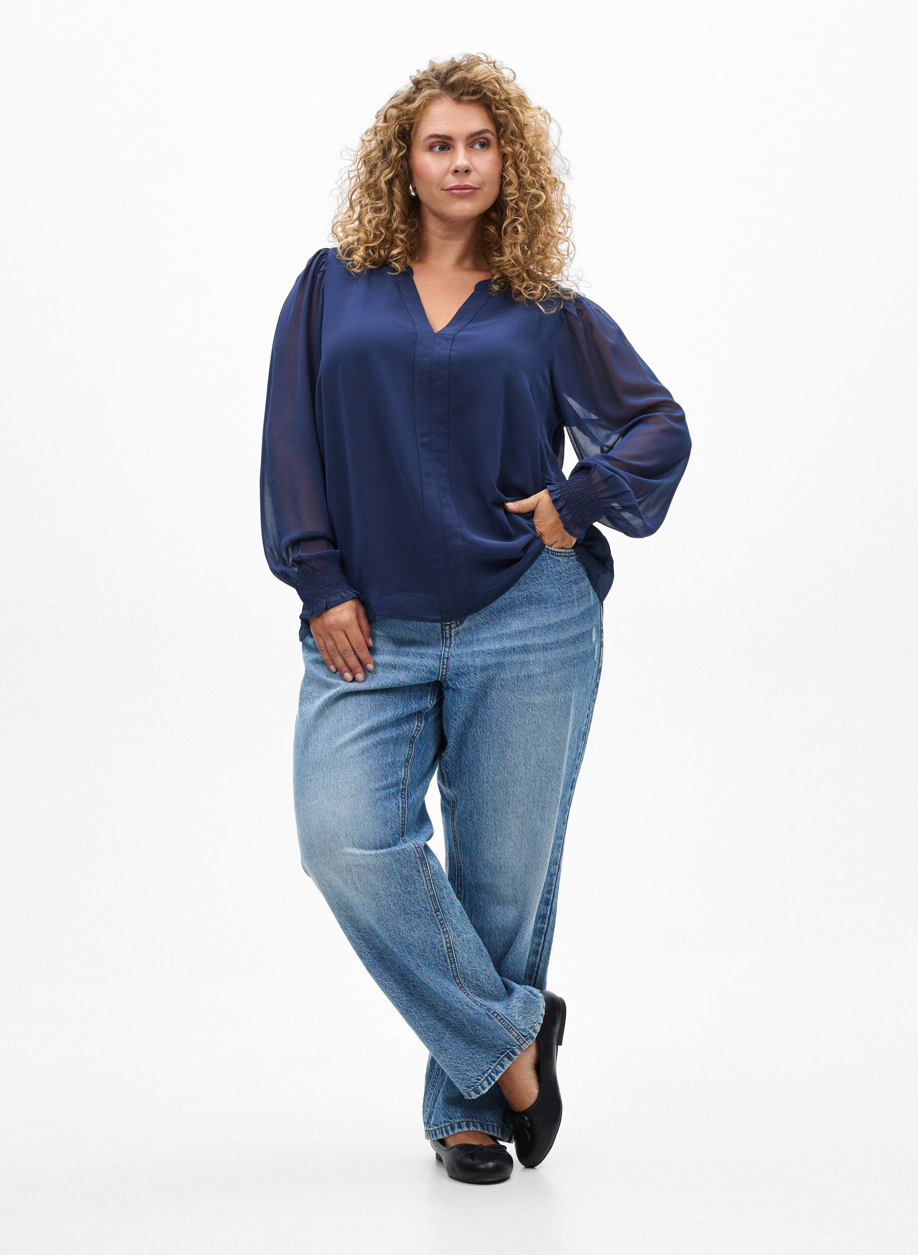 Zizzi Blouse met doorschijnende mouwen en smockdetails, Blauw, Model image number 1