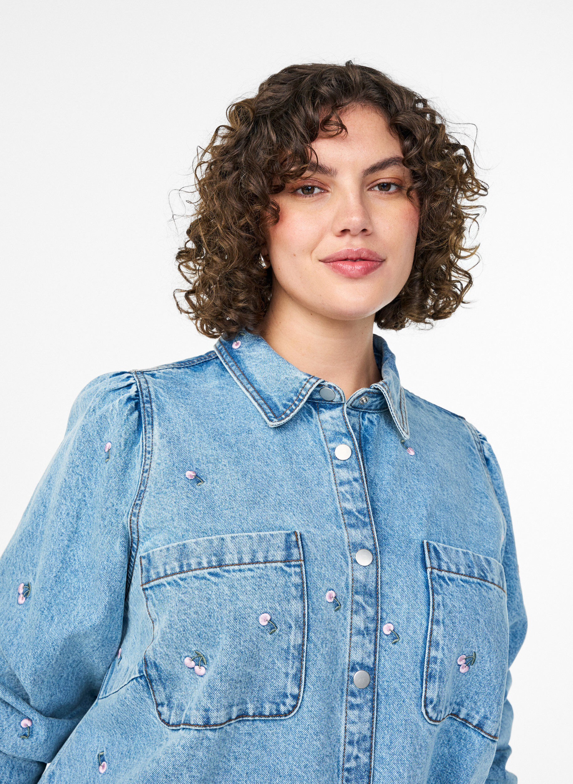 Zizzi Denimjurk met kersen en borstzakken, Blauw, Model image number 3