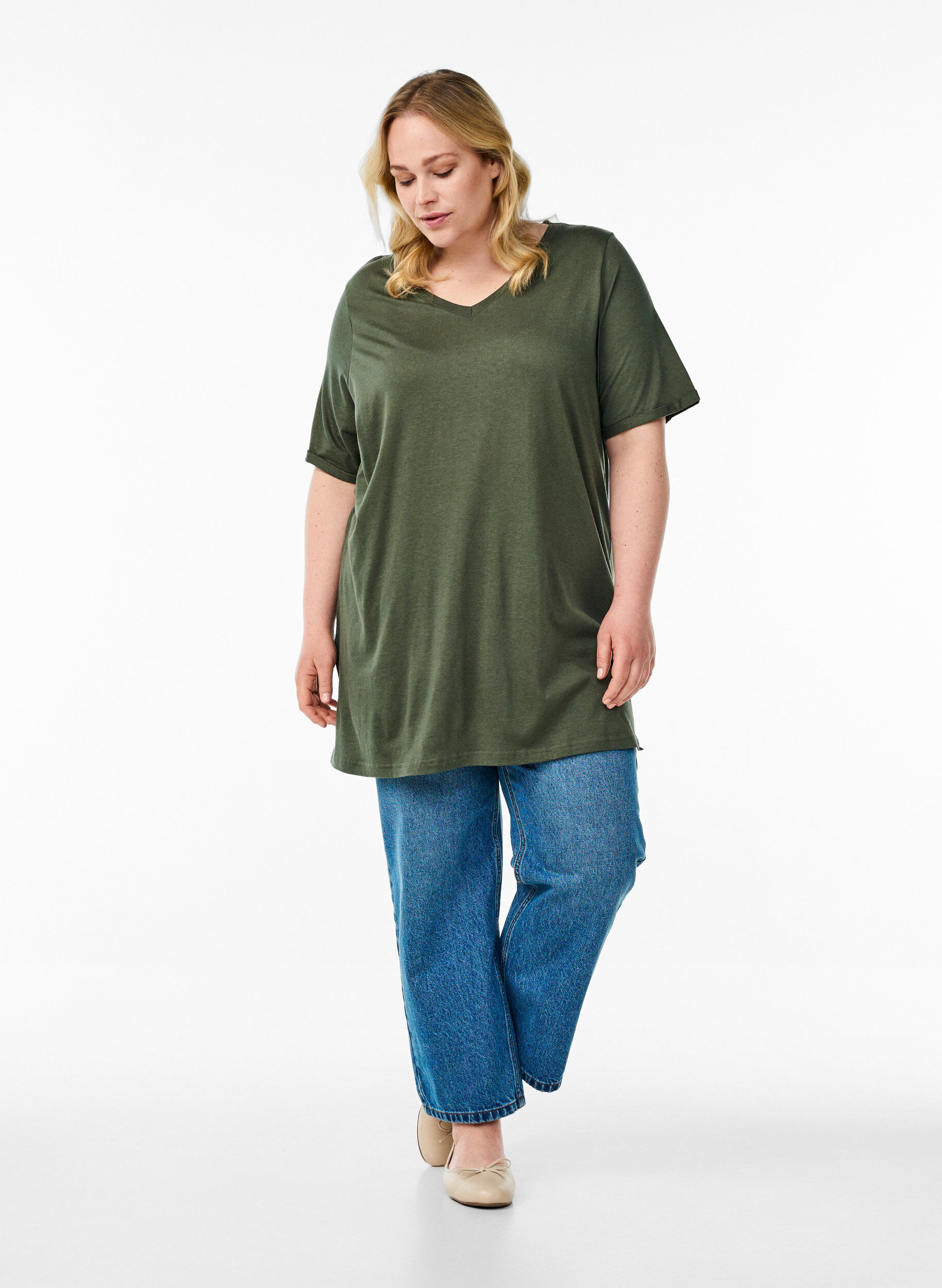 Zizzi Enkelkleurig oversized T-shirt met V-hals, Groen, Model image number 1