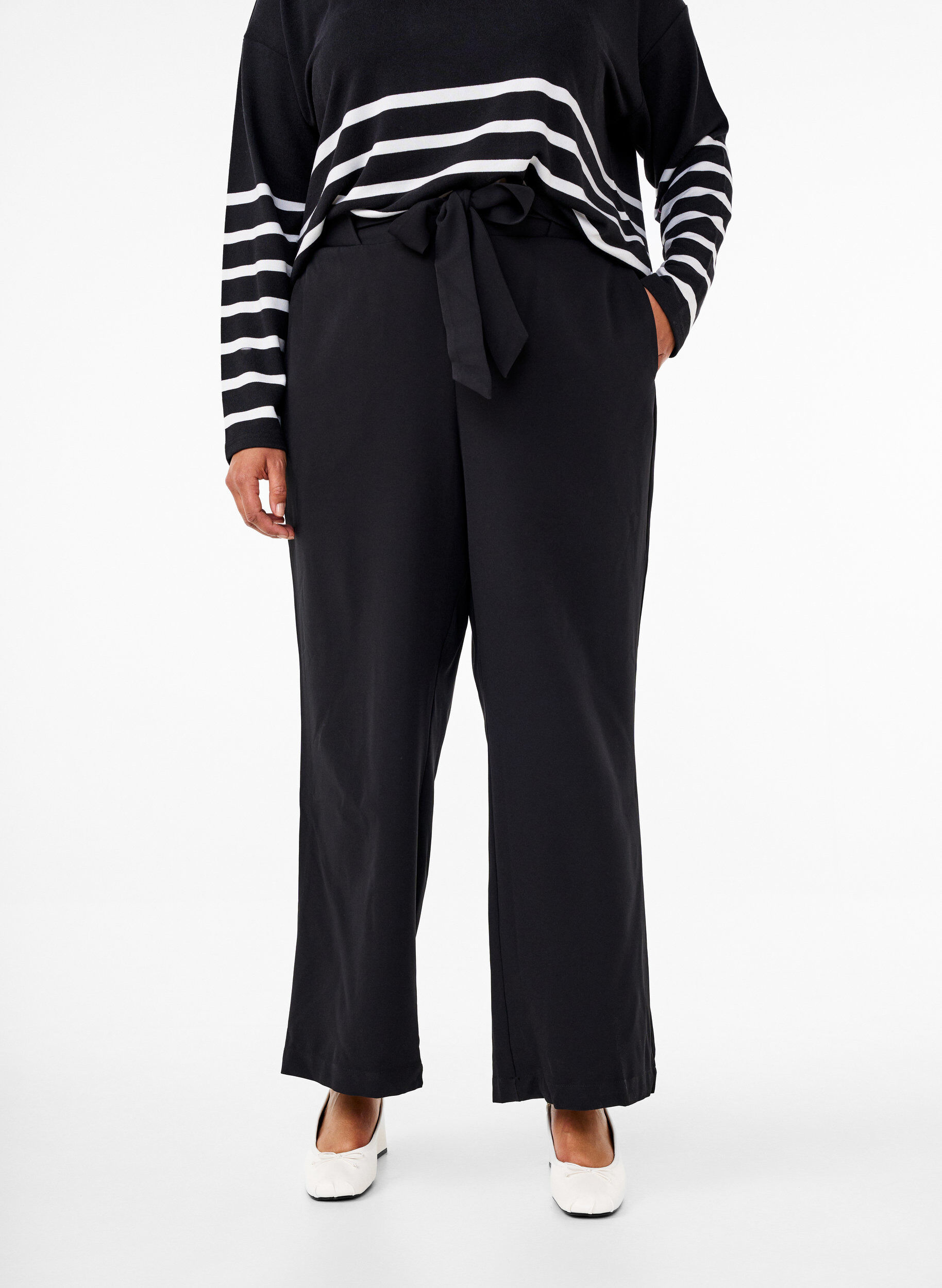 Zizzi Luchtige broek met hoge taille en strikriem, Zwart, Model image number 1