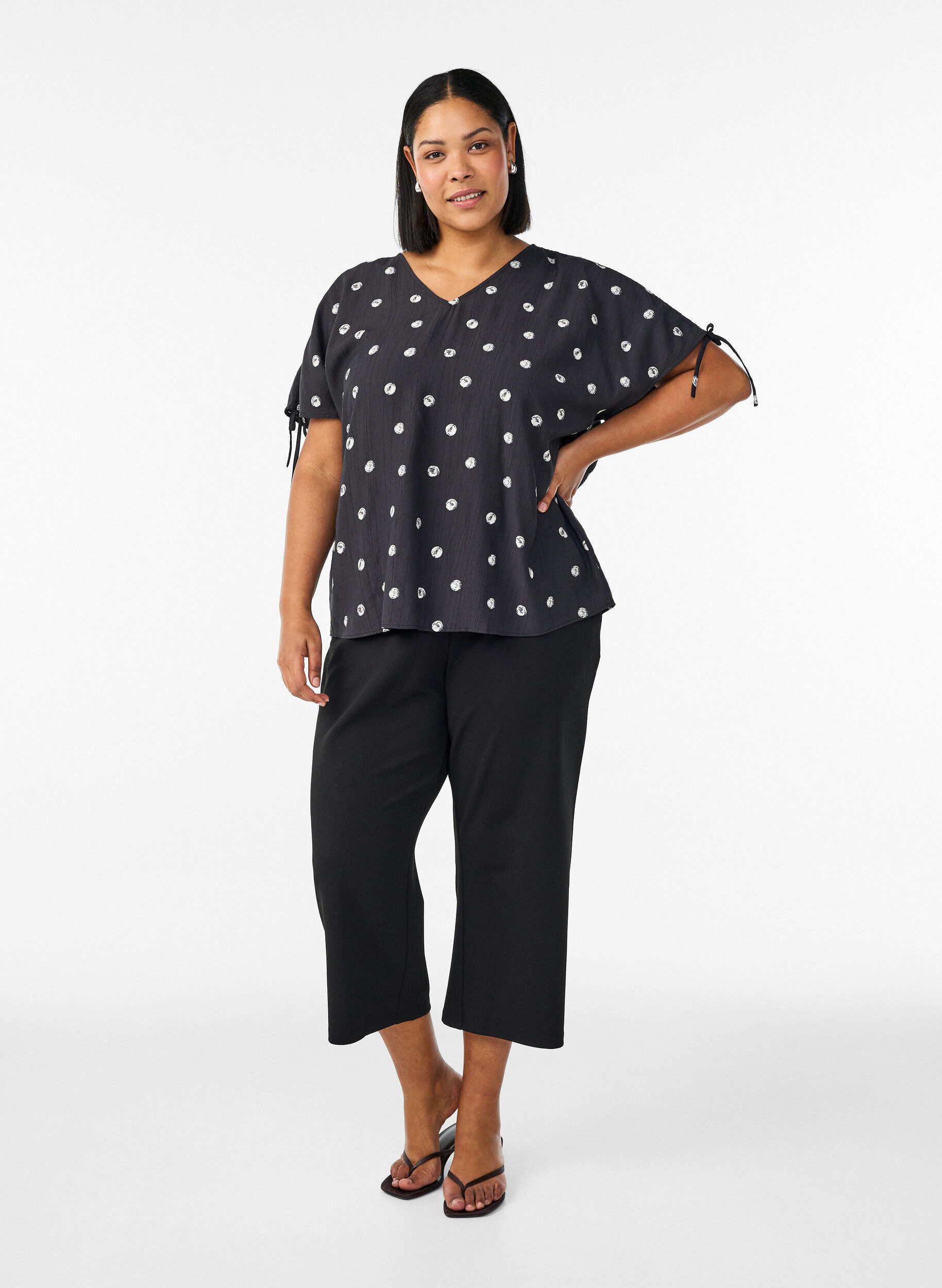 Zizzi 7/8 broek met losse pasvorm, Zwart, Model image number 1