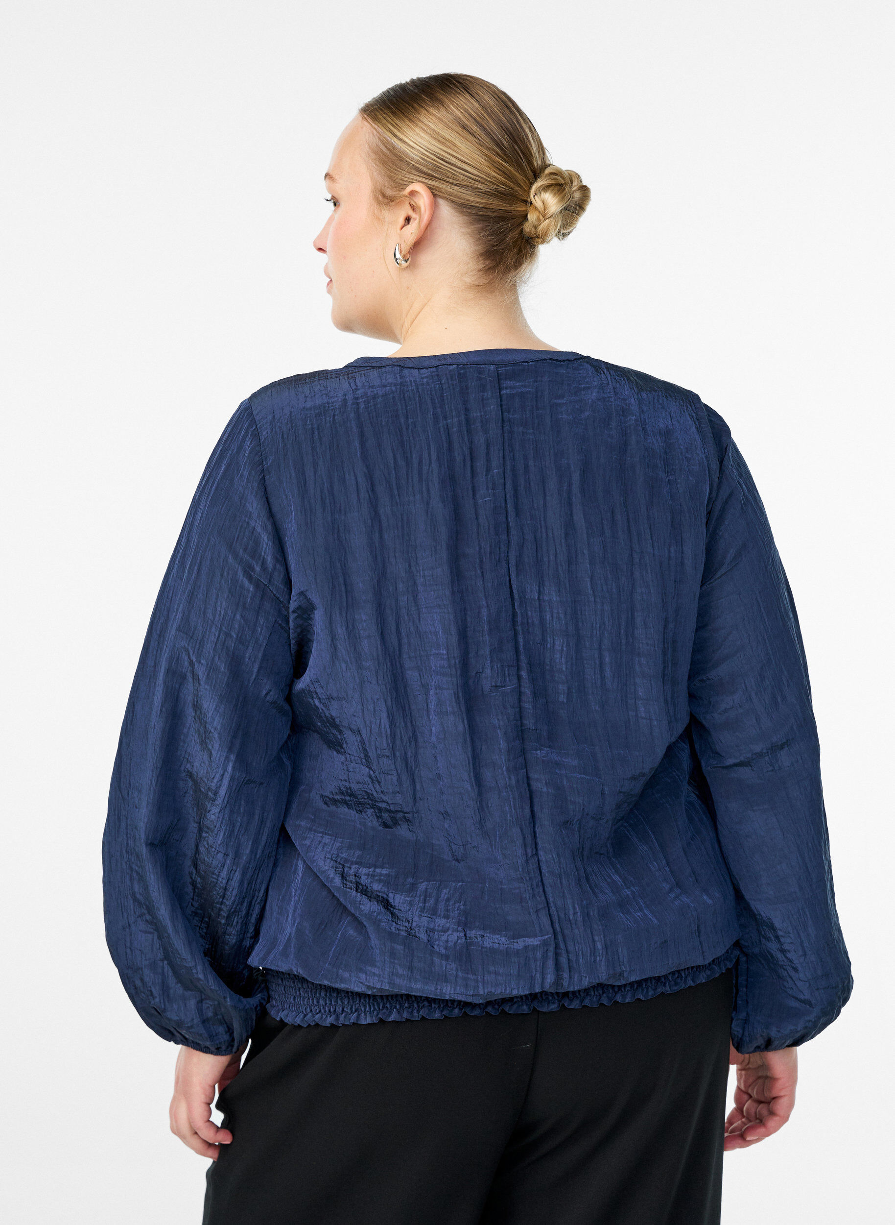 Zizzi Blouse met V-hals en gekreukte textuur, Blauw, Model image number 2