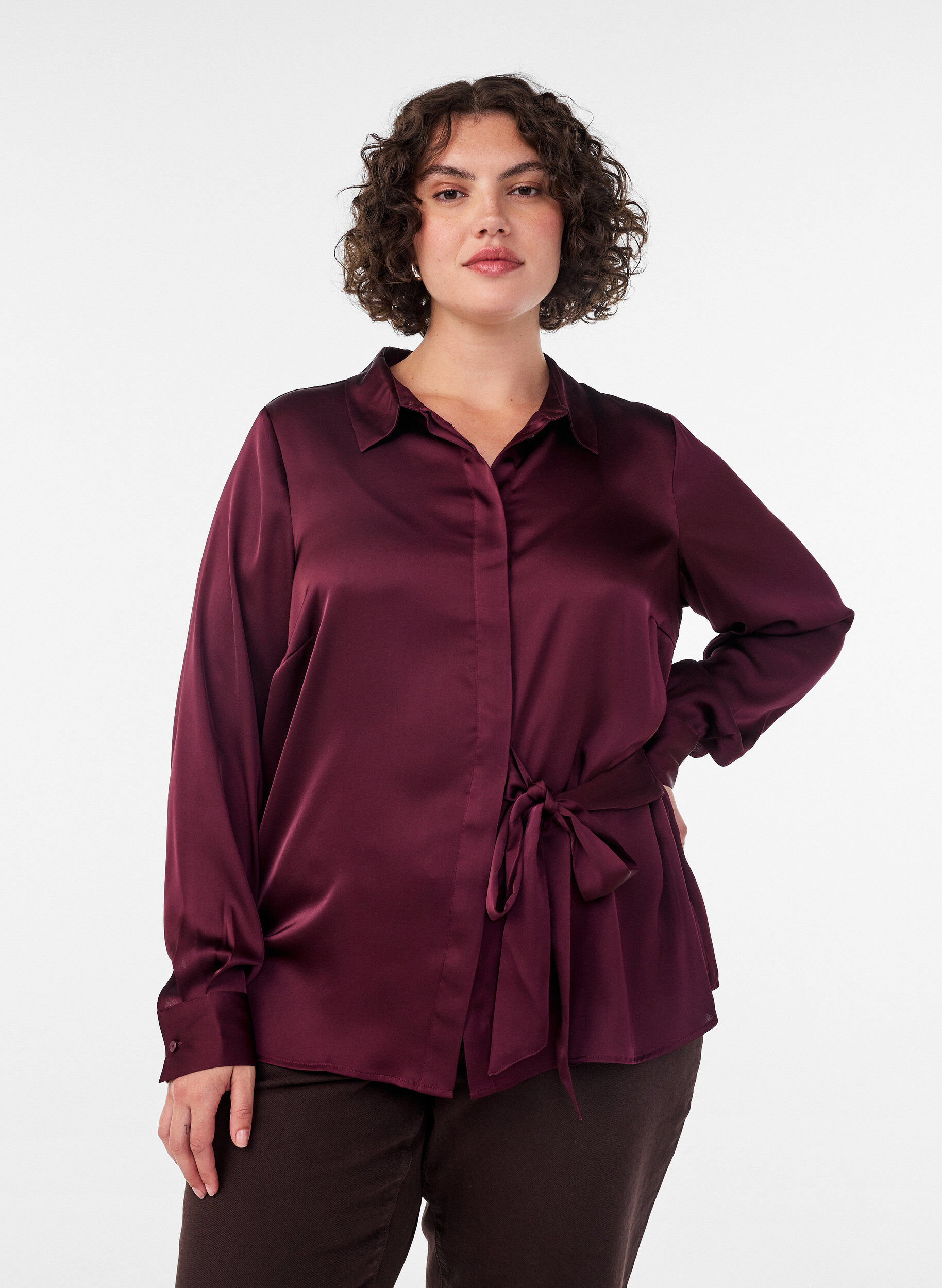Shirt met satijnlook en wikkeleffect, Rood, Model