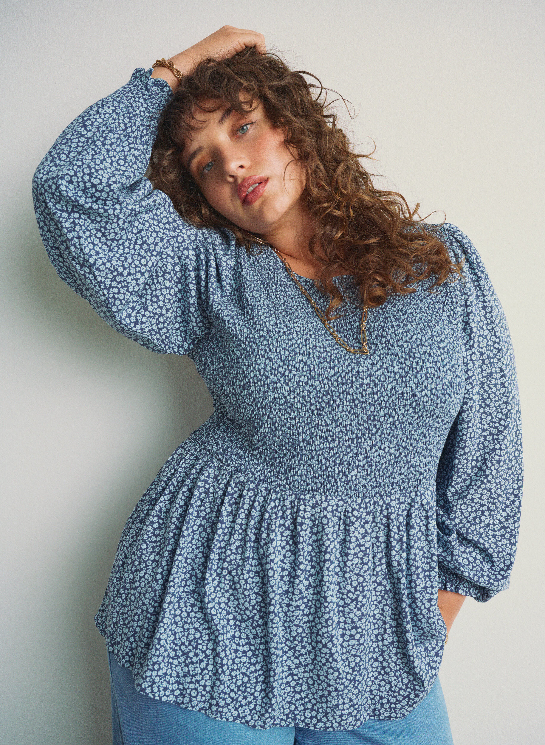 Zizzi Blouse met gesmokte top en bloemenprint, Blauw, Image image number 0