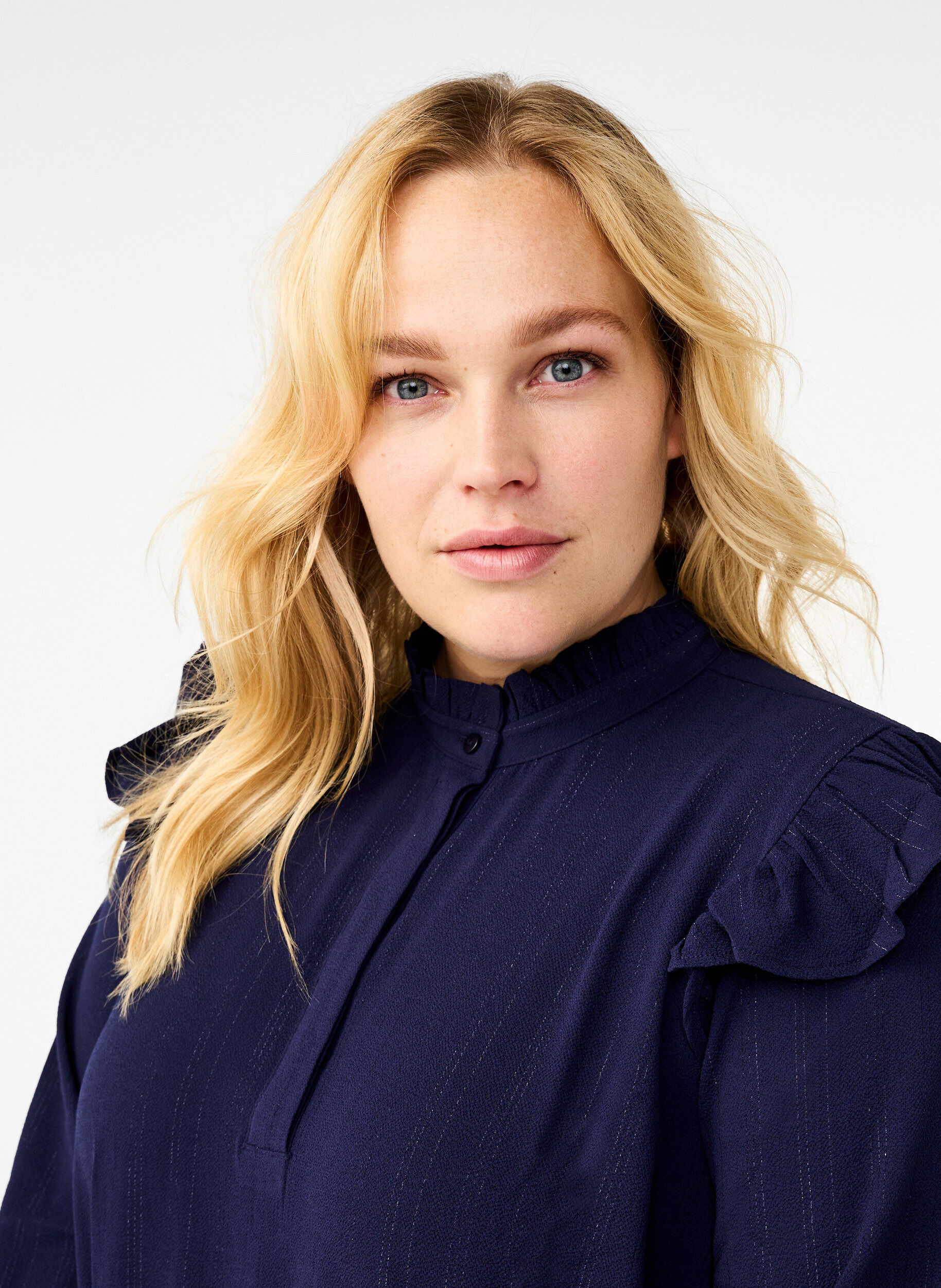 Zizzi Kort jurkje met ruches en glitter, Blauw, Model image number 3