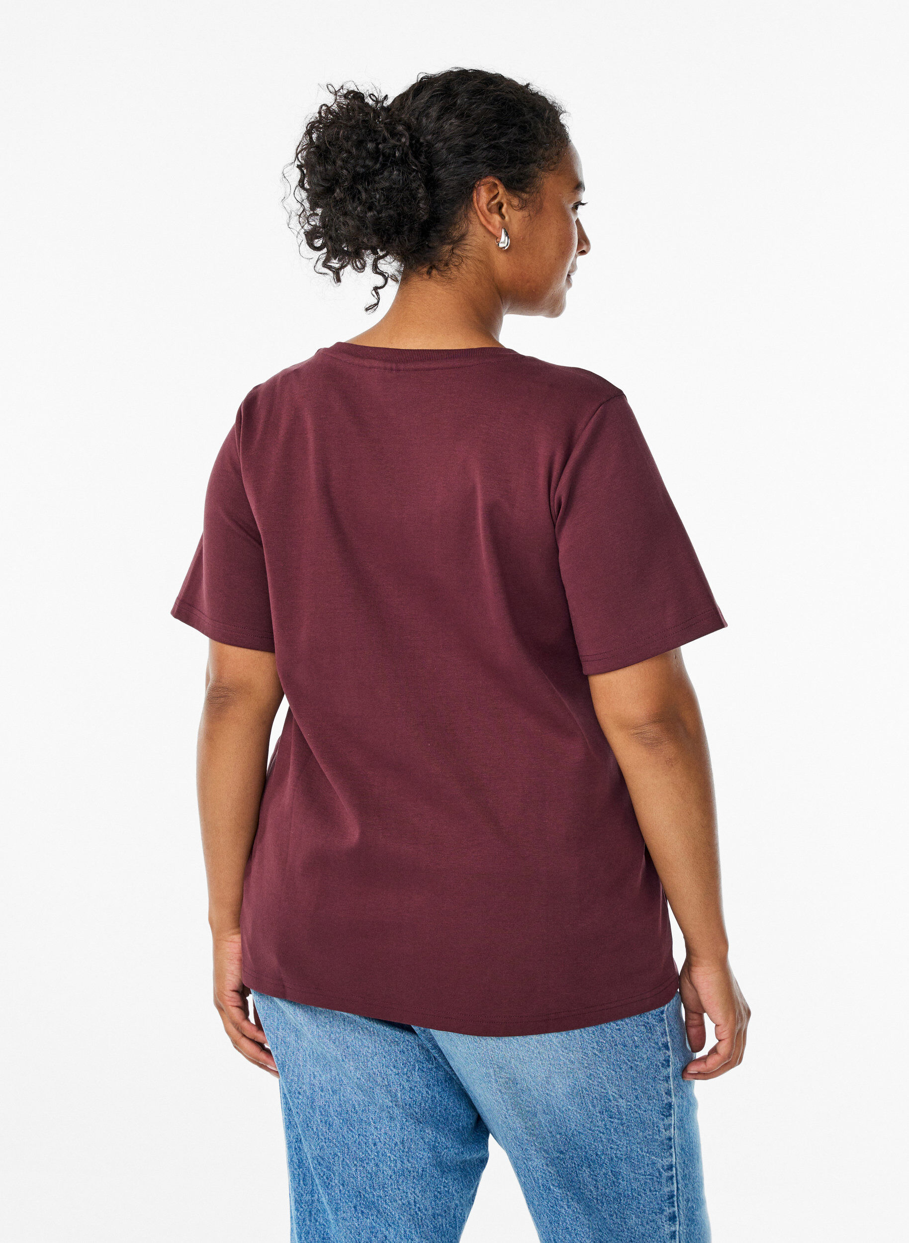 Zizzi Basic V-hals T-shirt in biologisch katoen, Donker Bordeaux, Model image number 2