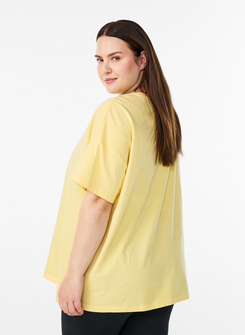 T-shirt van biologisch katoen met klein frontmotief, Geel, Model image number 2