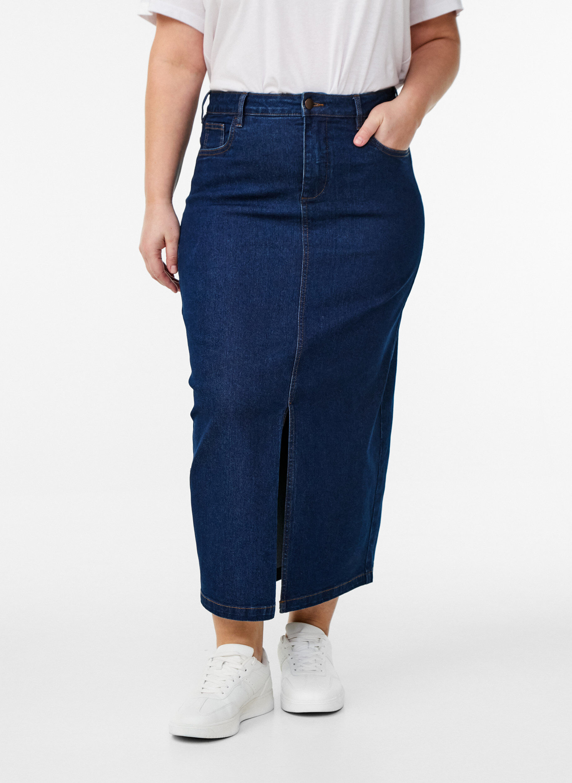 Zizzi FLASH - Halflange denimrok met een voorsplit, Blauw, Model image number 2