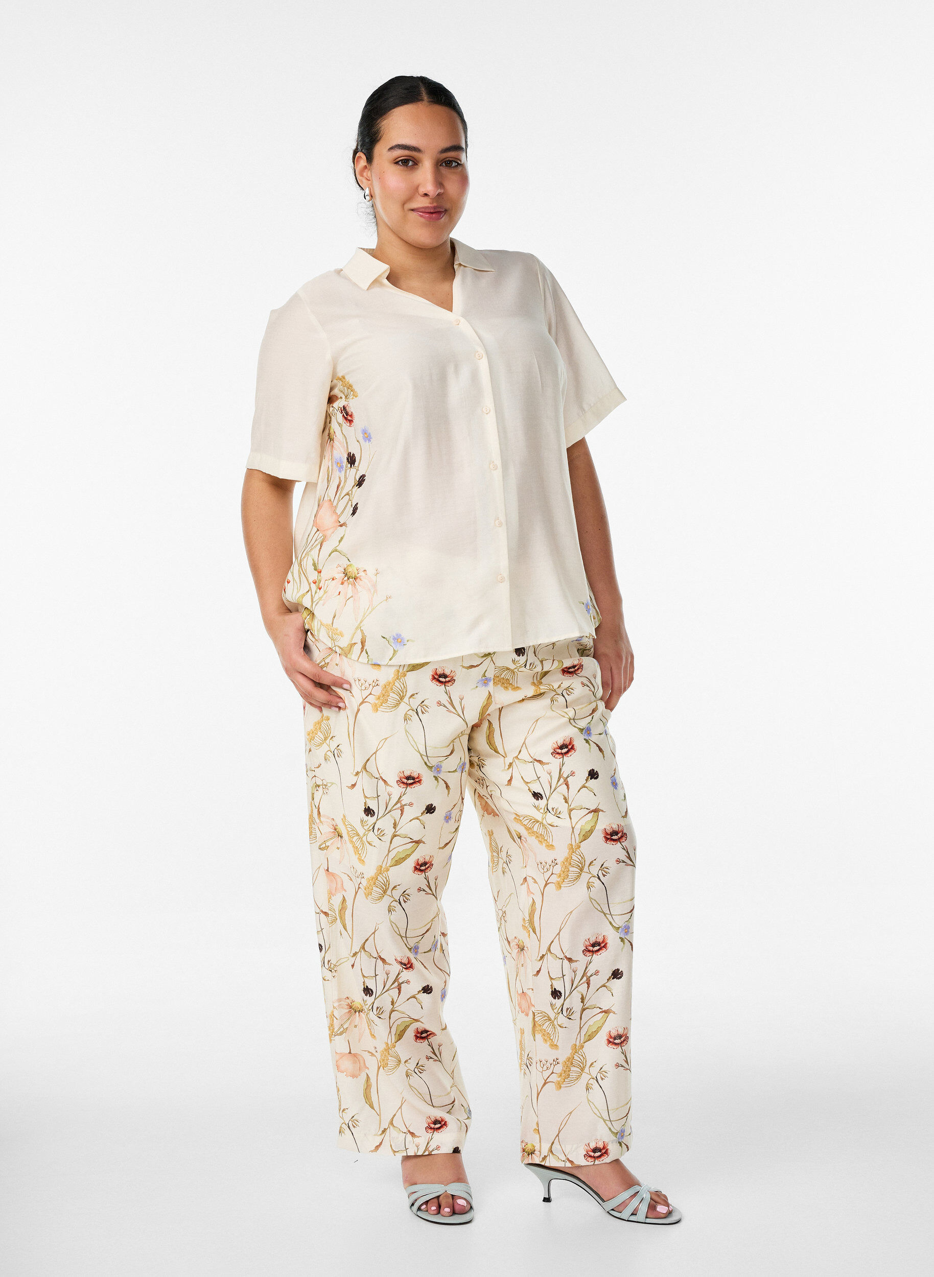 ZizziBlouse met ellebooglange mouwen en bloemenaccenten, Beige, Model image number 1