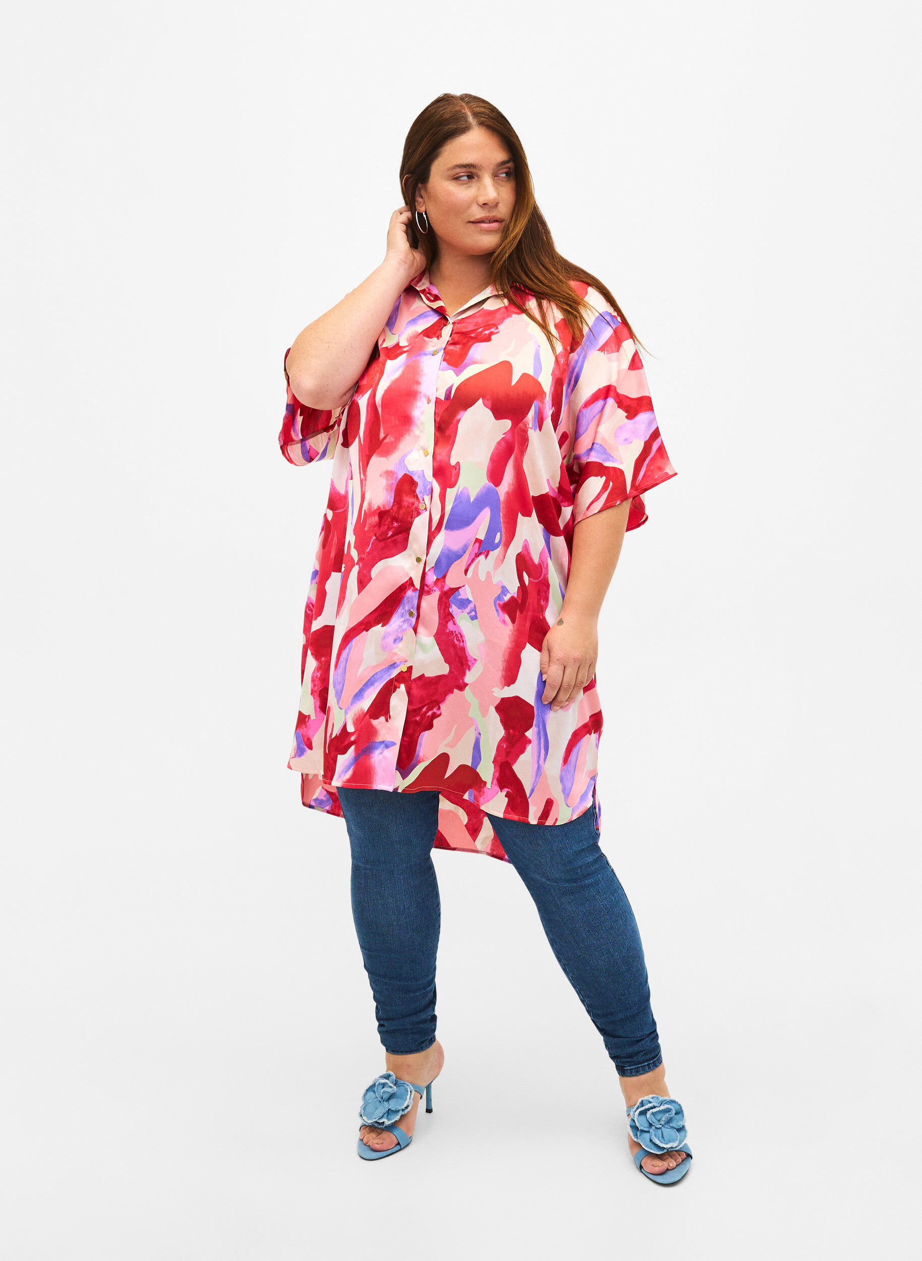 Zizzi Lange satijnen blouse met print, Geranium Graphic AOP, Model image number 2