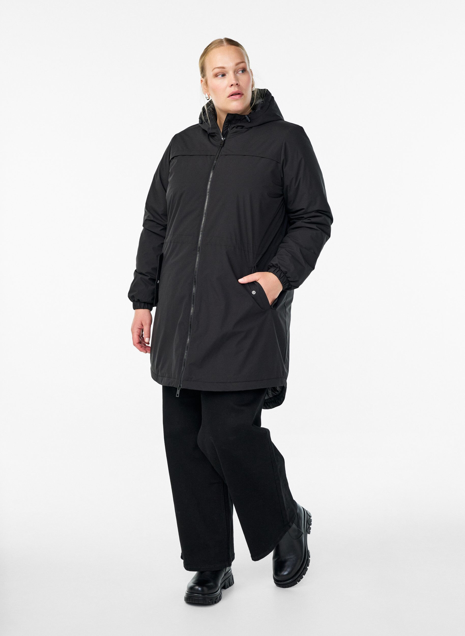 Zizzi Lichtgewicht gewatteerde parka met een capuchon, Zwart, Model image number 1