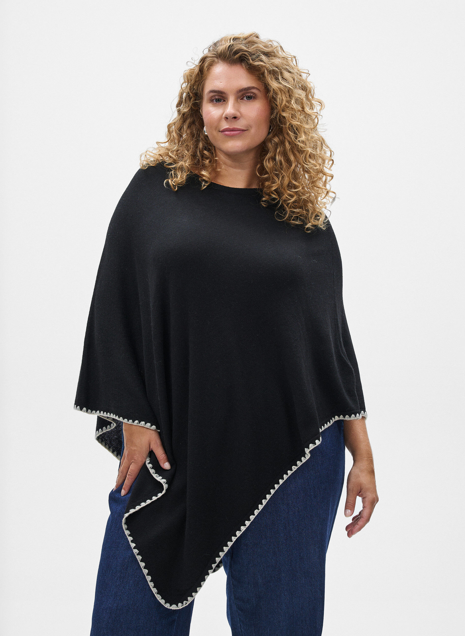 Zizzi Fijngebreide poncho, Zwart, Model image number 0
