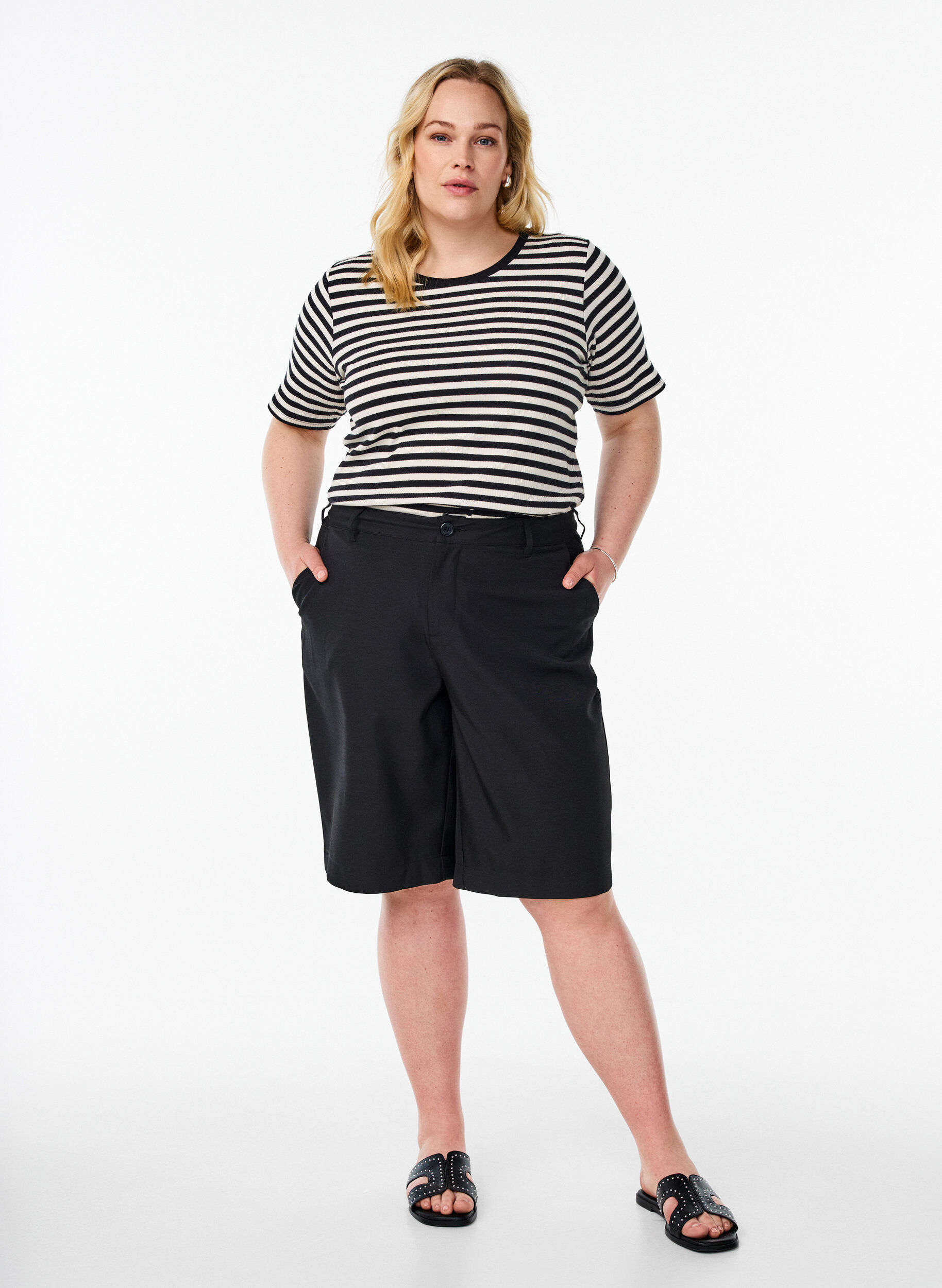 Zizzi Gestreept T-shirt met geribbelde textuur, Zwart, Model image number 1