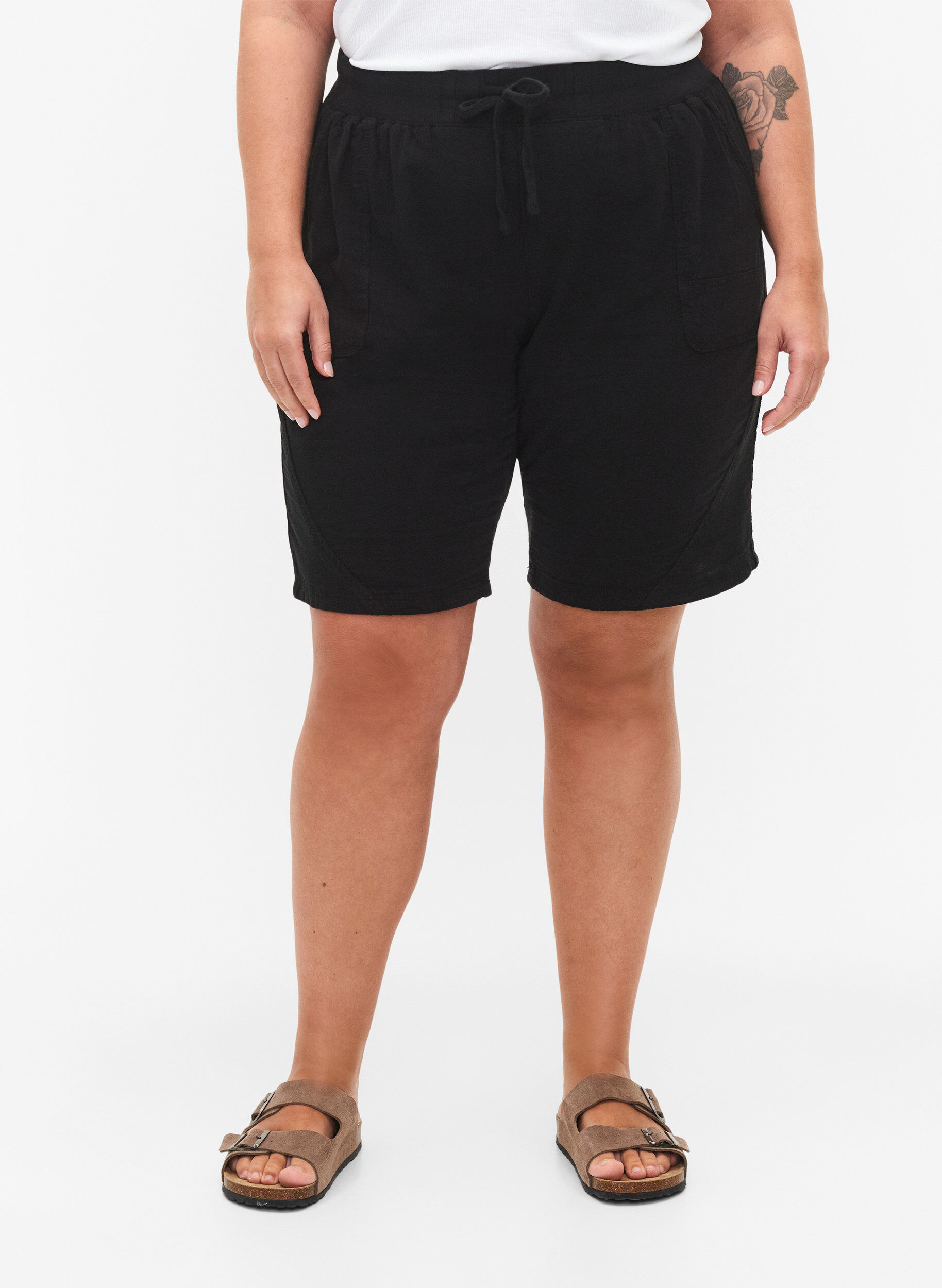 Zizzi Losse katoenen short met zakken, Zwart, Model image number 4