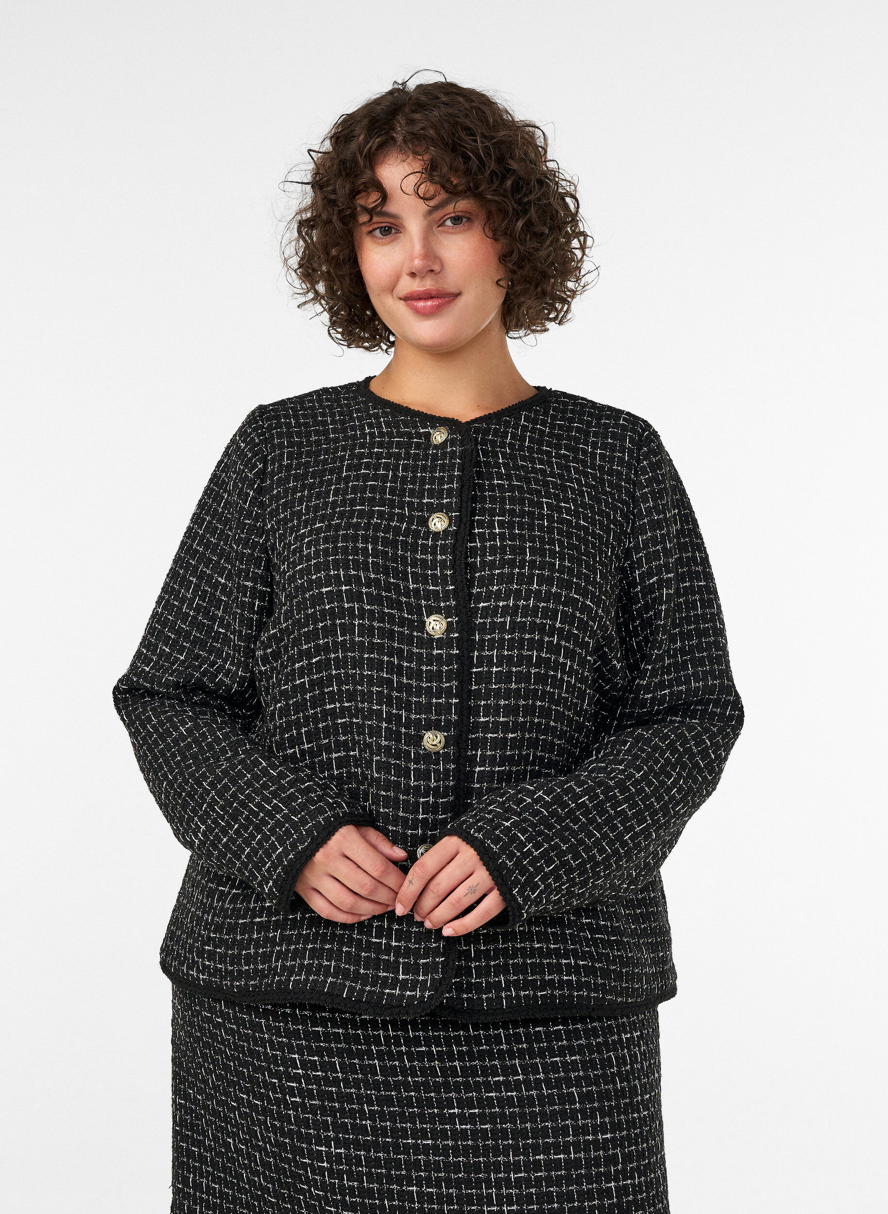 ZizziJasje in boucl&eacute; met goudkleurige knopen, Zwart, Model image number 0