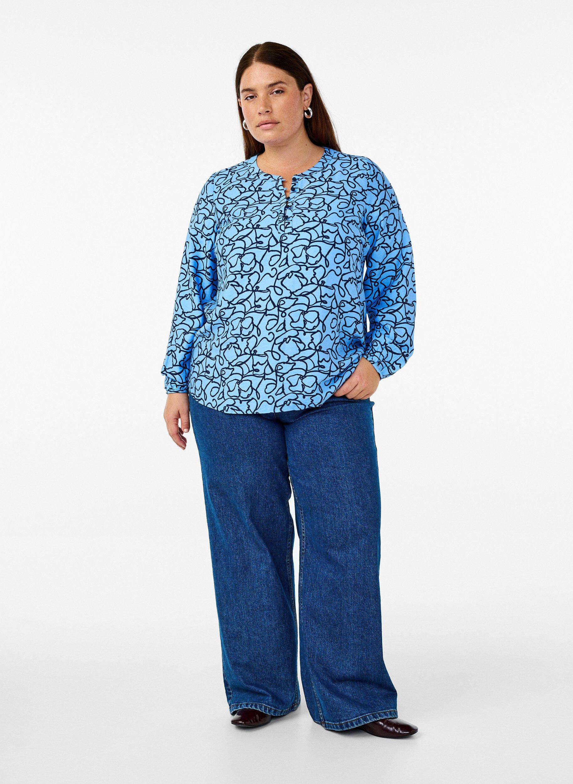 Zizzi Blouse met lange mouwen met patroon en knopen, Blauw, Model image number 1