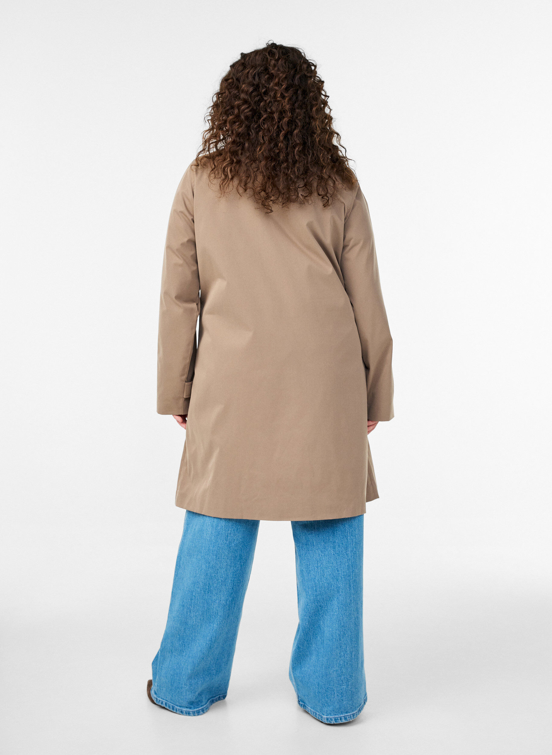 Zizzi Lentejas met imitatie su&egrave;de kraag en onzichtbare knoopsluiting, Beige, Model image number 1