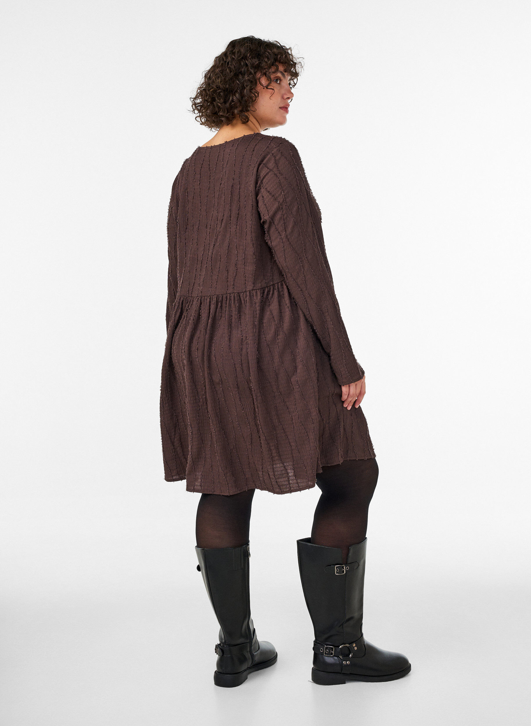 ZizziKorte jerseyjurk met een golvend textuurpatroon, Bruin, Model image number 2