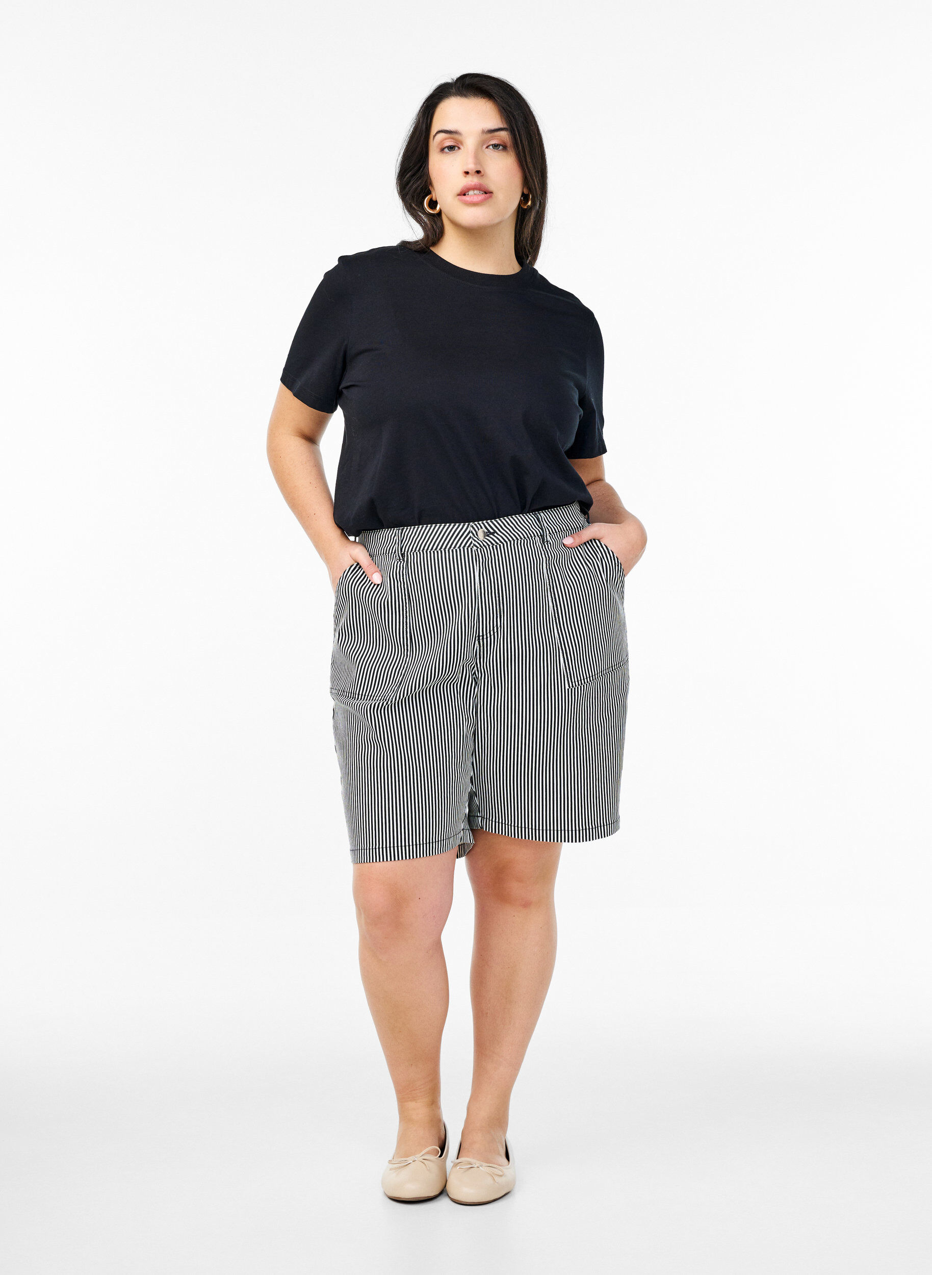 Zizzi Gestreepte bermudashorts met hoge taille, Zwart, Model image number 1